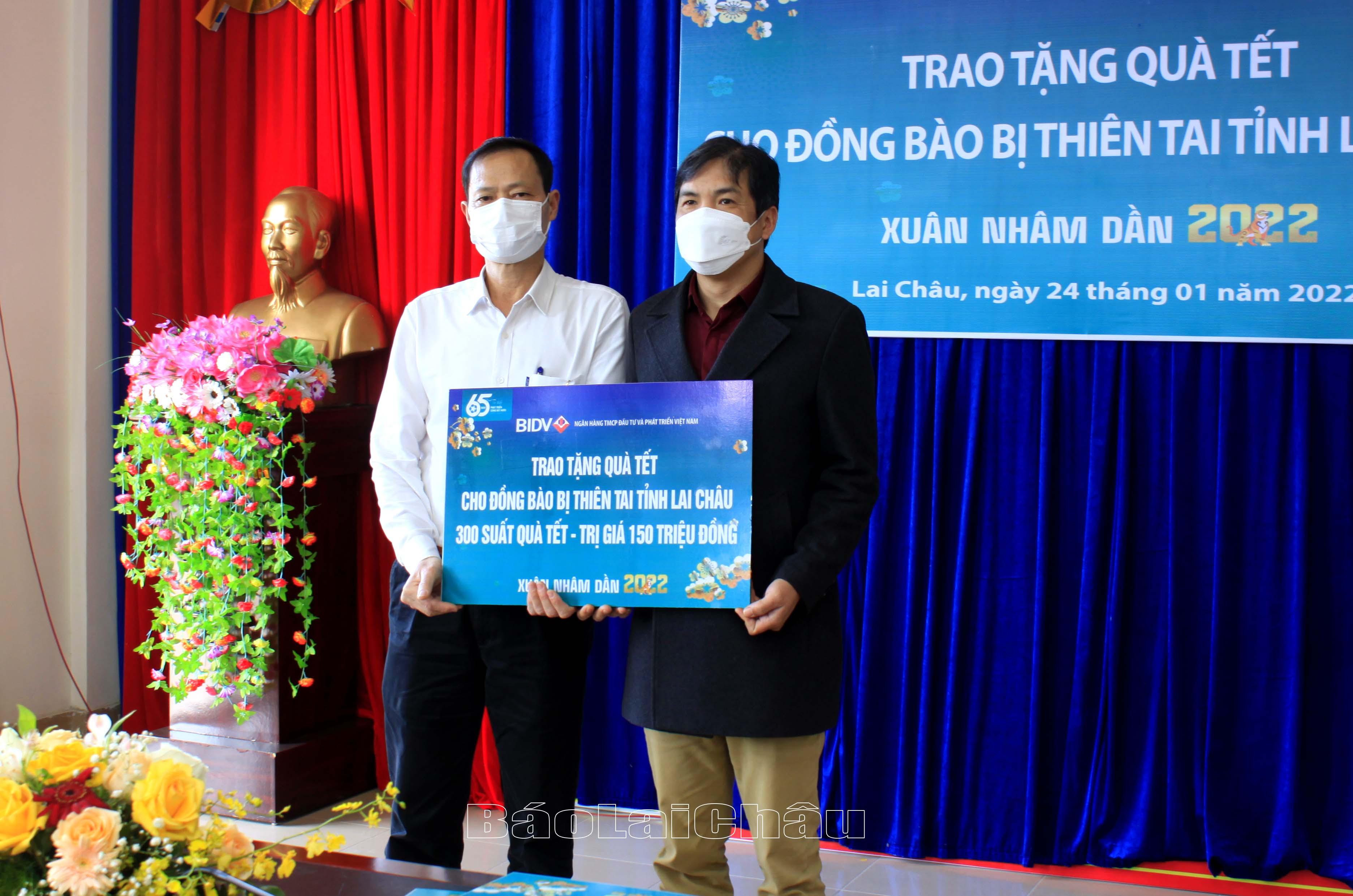 Lãnh đạo Ngân hàng Thương mại Cổ phần Đầu tư và Phát triển Chi nhánh tỉnh trao quà tết tặng đồng bào bị ảnh hưởng do thiên tai thông qua Ủy ban MTTQ Việt Nam tỉnh. 