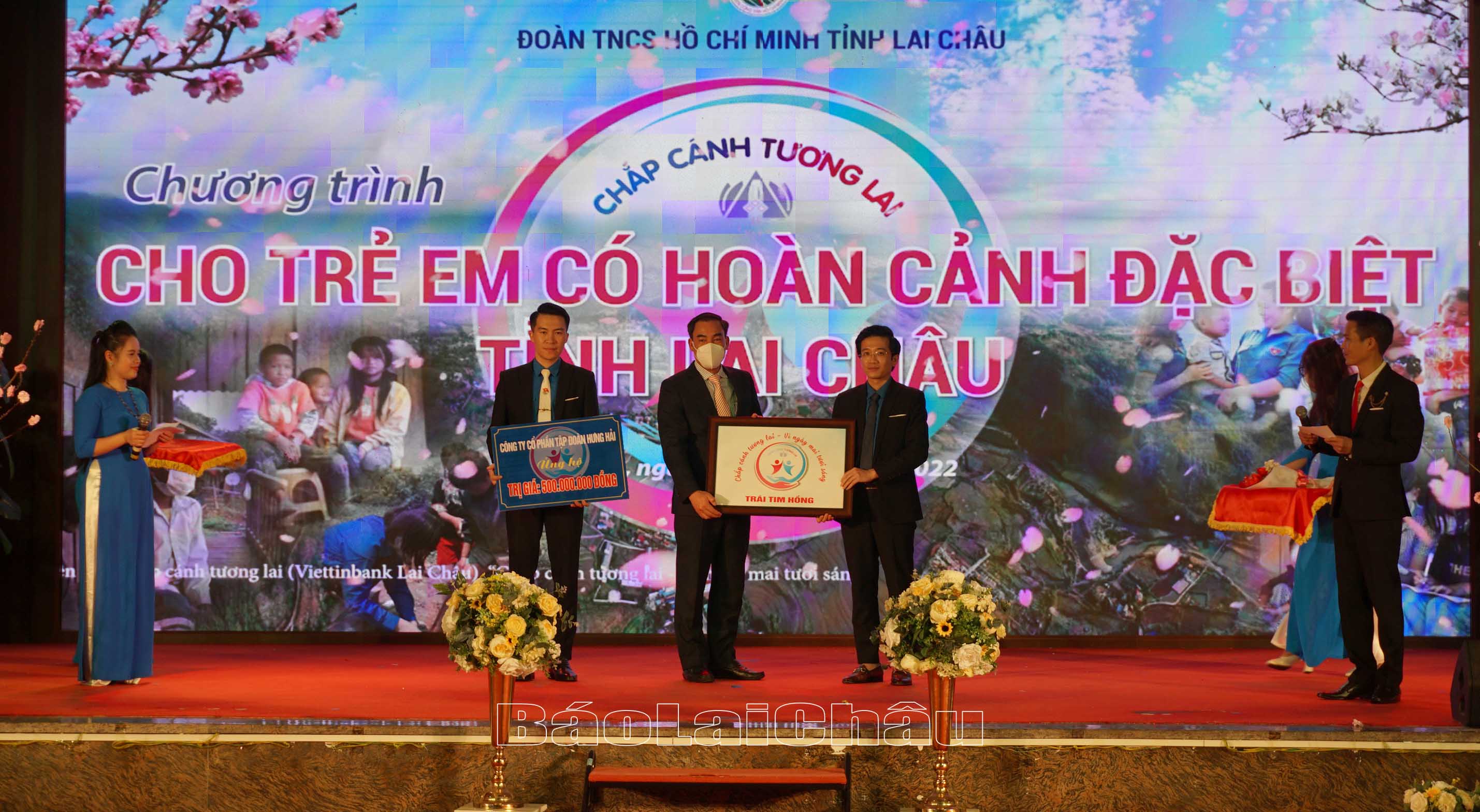 Đại diện lãnh đạo Tỉnh đoàn đón nhận sự ủng hộ và trao chứng nhận cho các nhà tài trợ.