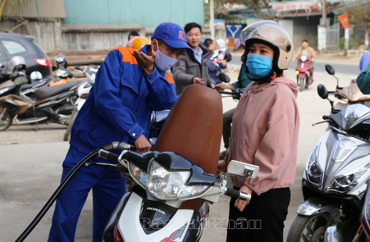 Hệ thống cửa hàng kinh doanh xăng dầu thuộc Công ty Xăng dầu Lai Châu luôn cung ứng nguồn nhiên liệu thường xuyên, liên tục, đáp ứng nhu cầu mọi lúc, mọi nơi cho khách hàng.