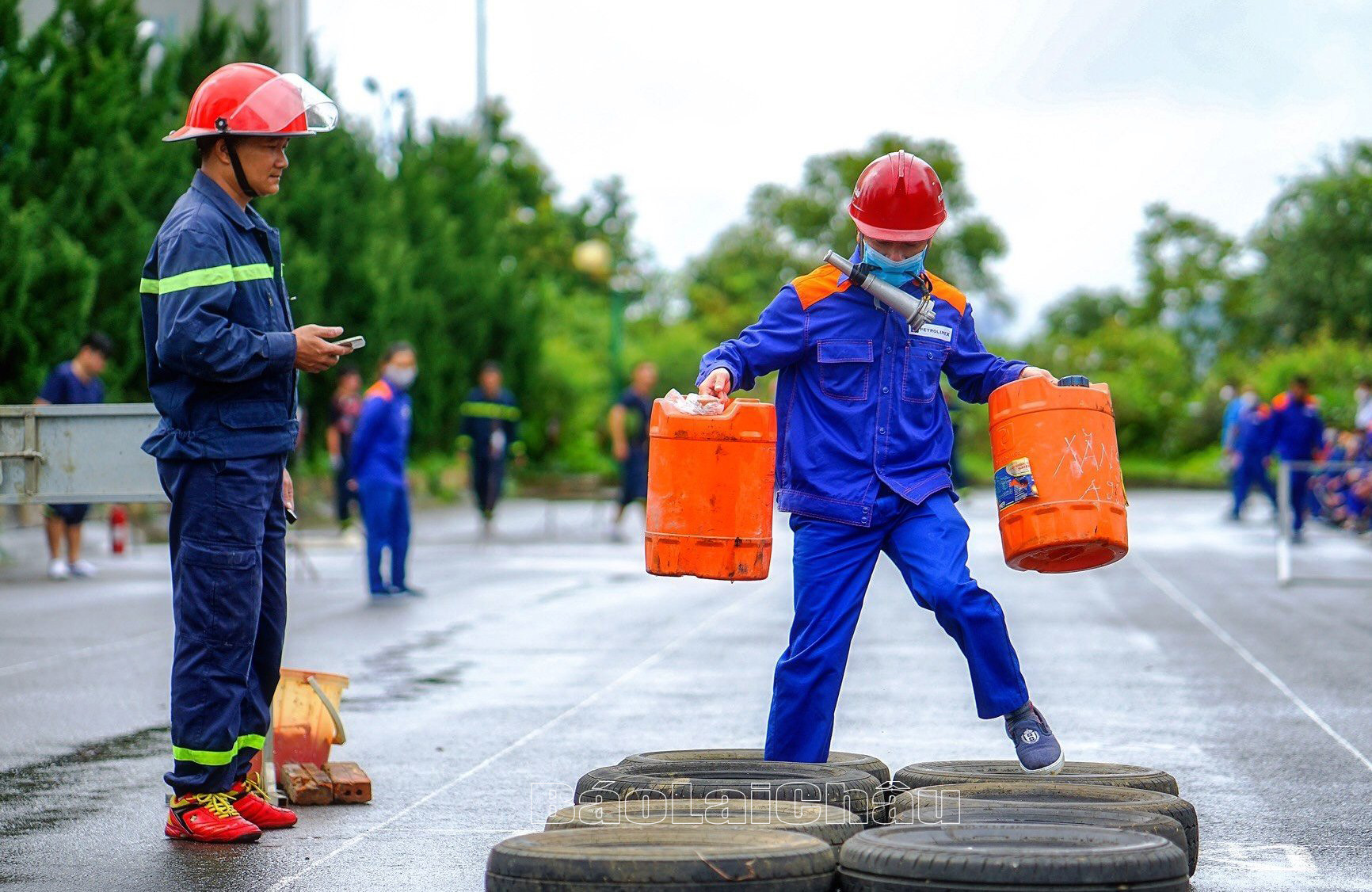 Để đảm bảo an toàn phòng chống cháy nổ, hàng năm, Công ty Xăng dầu Lai Châu tổ chức tập huấn, hướng dẫn nghiệp vụ phòng cháy chữa cháy và cứu hộ cứu nạn cho toàn thể cán bộ, công nhân viên, lao động trong toàn Công ty.