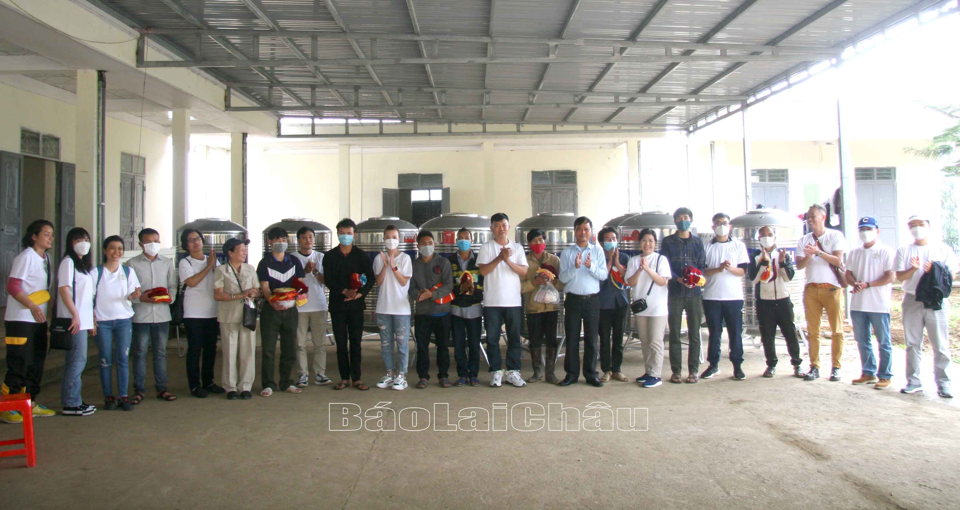 Đại diện Công ty Cổ phần Đầu tư Phát triển chè Tam Đường và Nhóm “Uống trà đi” trao tặng bồn chứa nước inox cho các hộ nghèo tại huyện Sìn Hồ.