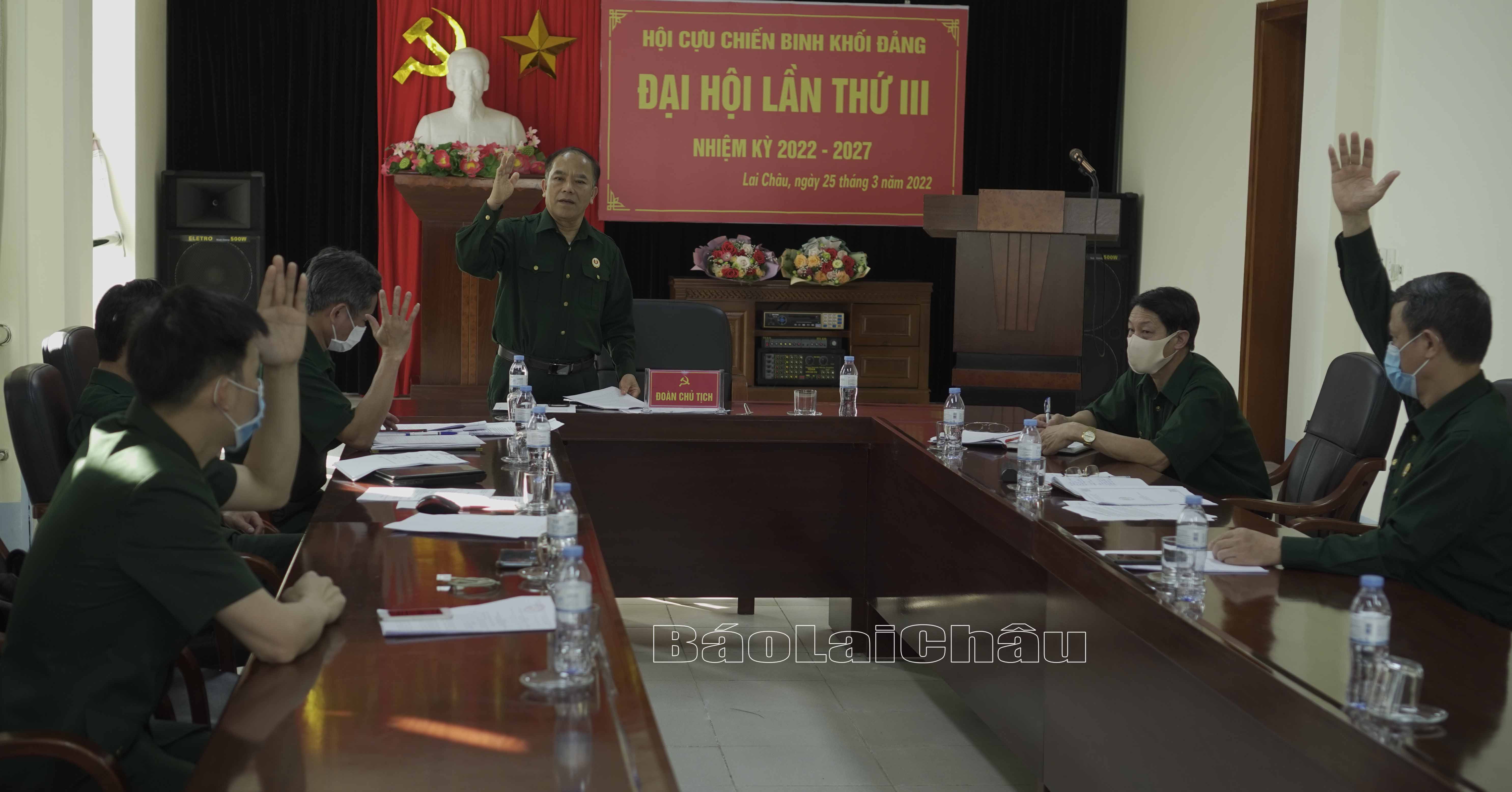 Các đại biểu biểu quyết thông qua các chỉ tiêu Nghị quyết Đại hội hội lần thứ III, nhiệm kỳ 2022-2027.