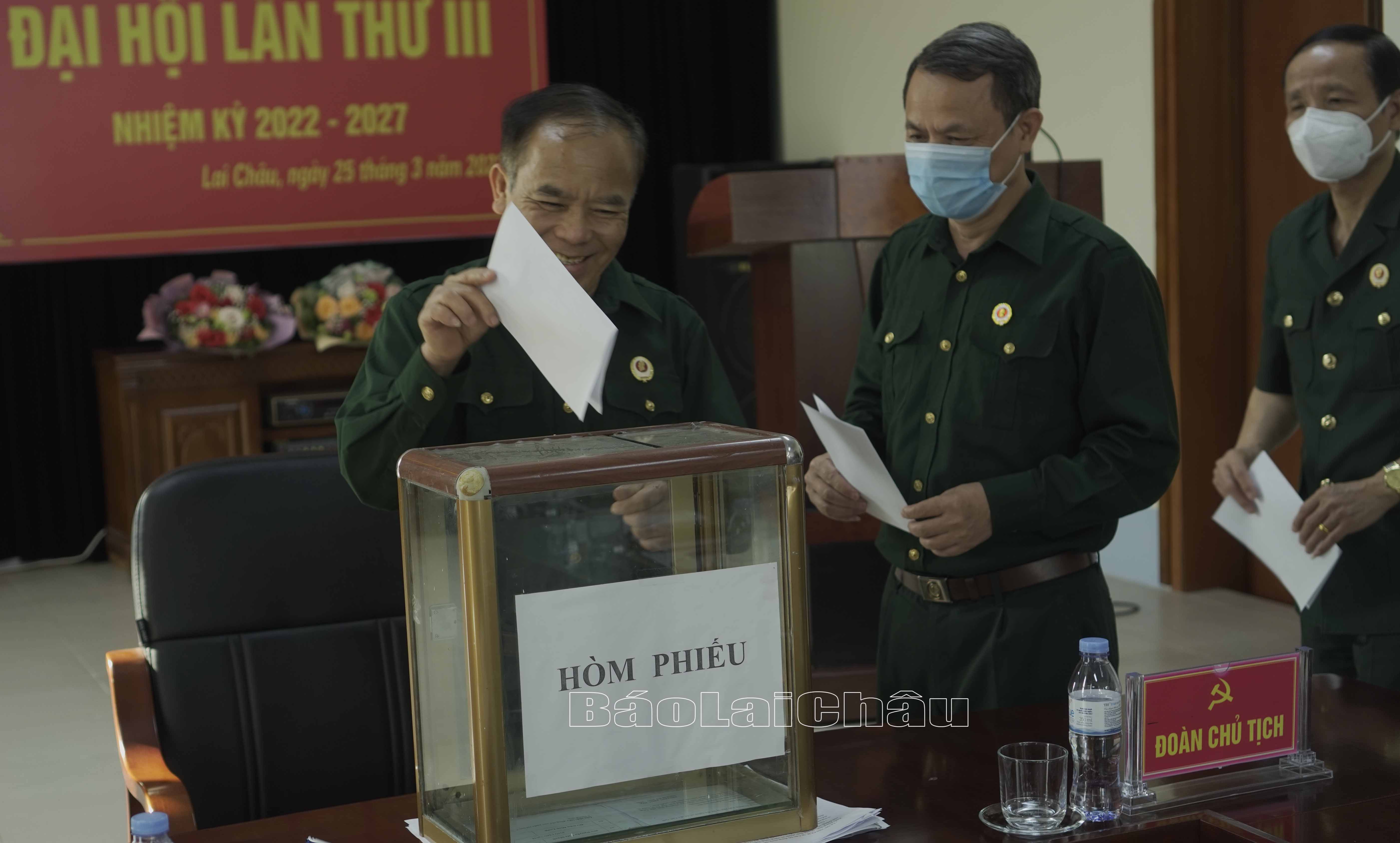 Các đại biểu bỏ phiếu bầu chủ tịch, phó chủ tịch Hội Cựu chiến binh Khổi Đảng tỉnh nhiệm kỳ 2022-2027