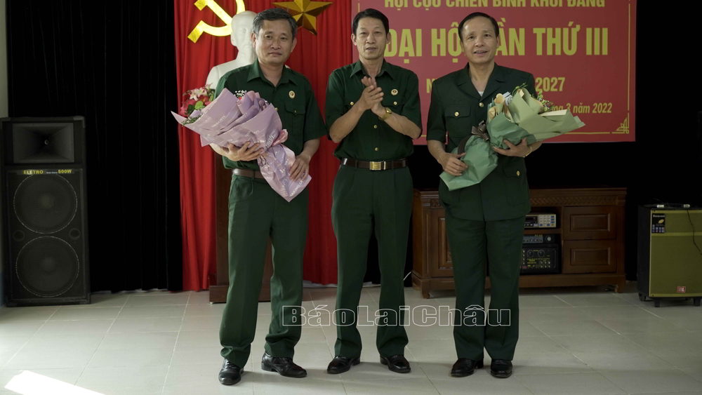 Đồng chí Nguyễn Khắc Duyến - Chủ tịch Hội Cựu chiến binh Khối Các cơ quan và Doanh nghiệp tỉnh tặng hoa chúc mừng Đại hội.