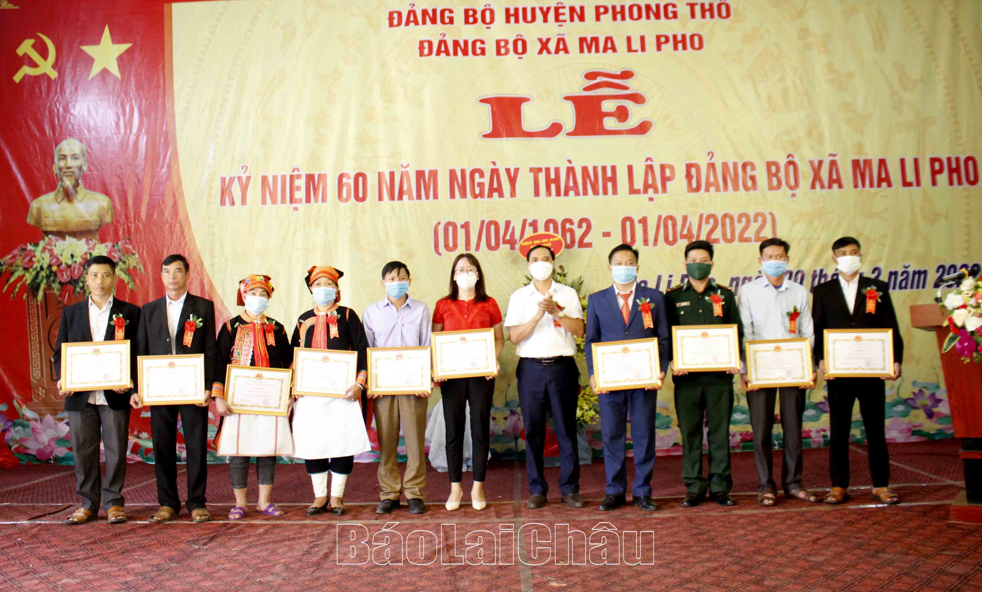 Lãnh đạo Huyện ủy tặng Giấy khen của Chủ tịch UBND huyện Phong Thổ cho các tập thể có thành tích xuất sắc trong phong trào thi đua chào mừng kỷ niệm 60 năm ngày thành lập Đảng bộ xã Ma Li Pho (1/4/1962-1/4/2022). 