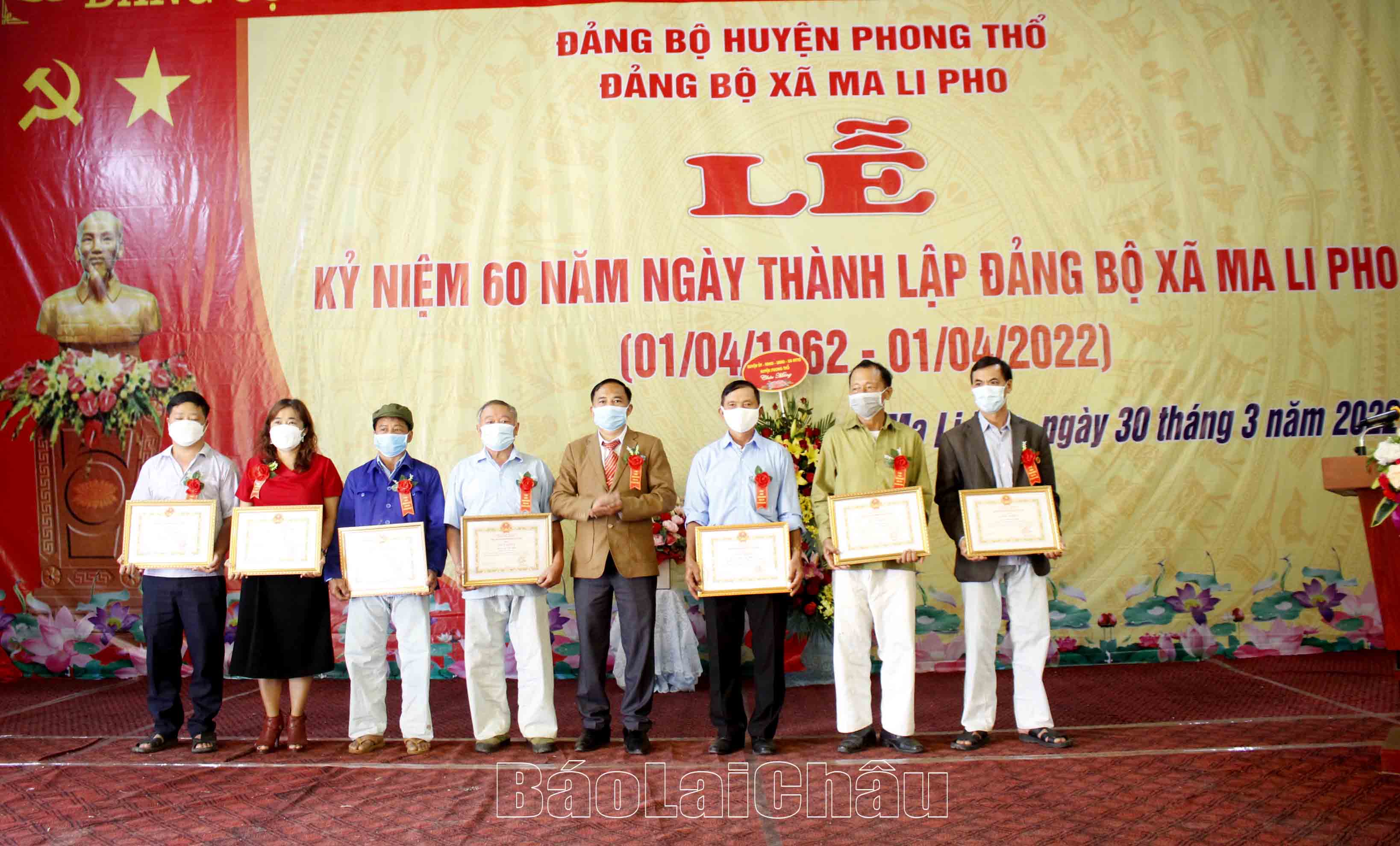 Chủ tịch UBND xã Tẩn Chỉn Hùng tặng Giấy khen cho các cá nhân có thành tích xuất sắc trong phong trào thi đua chào mừng kỷ niệm 60 năm ngày thành lập Đảng bộ xã Ma Li Pho (1/4/1962-1/4/2022). 