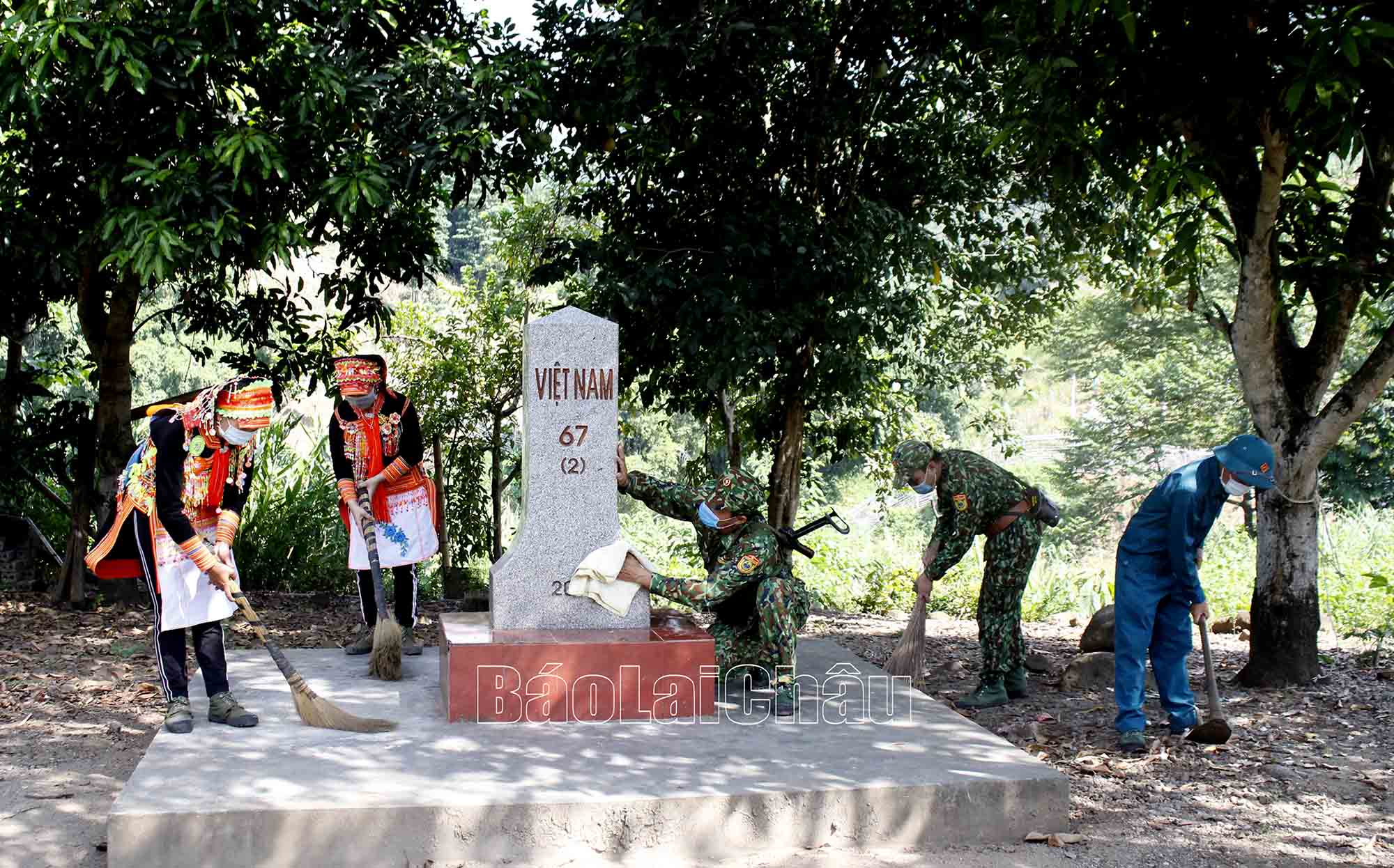 Nhân dân bản Hùng Pèng, xã Ma Li Pho (huyện Phong Thổ) cùng cán bộ, chiến sĩ đồn Biên phòng cửa khẩu Ma Lù Thàng quét dọn cột mốc. 