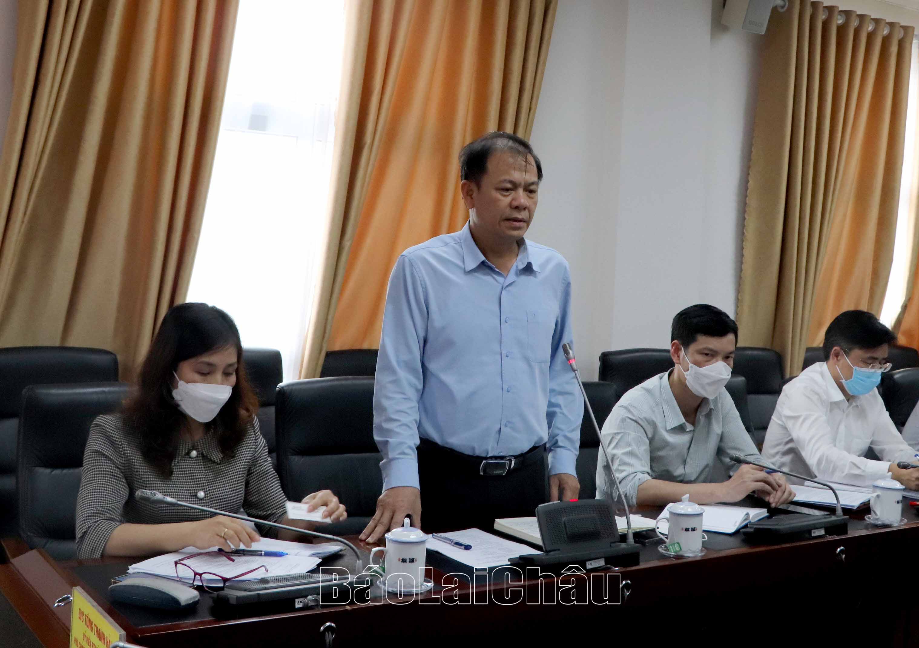 Lãnh đạo Sở Nông nghiệp và Phát triển nông thôn giới thiệu thêm với Đoàn công tác về thế mạnh, tiềm năng vùng trồng chè, chuối của tỉnh. 