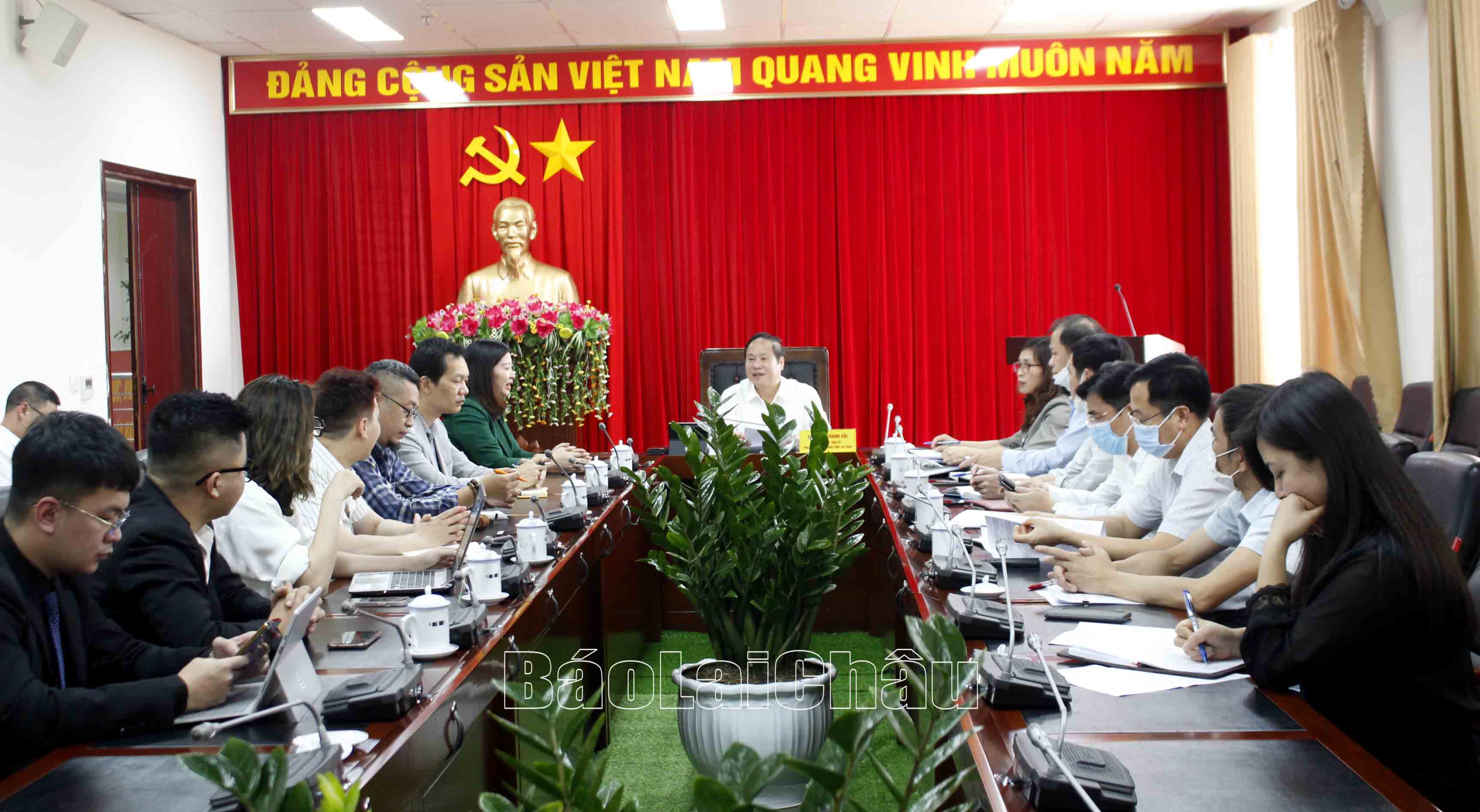 Quang cảnh buổi làm việc. 