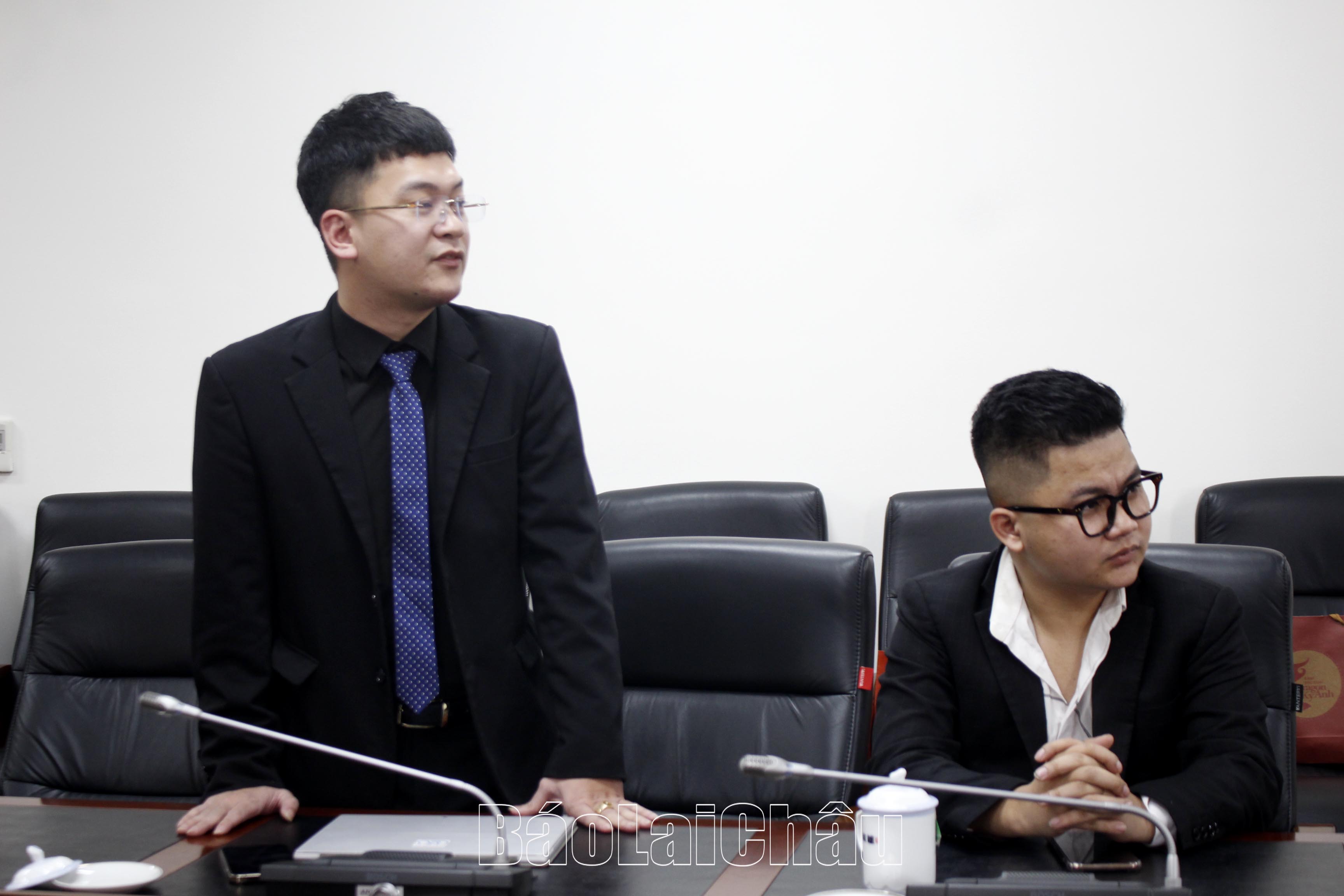 Thành viên trong Đoàn công tác đưa ra giải pháp về quảng bá du lịch trên phần mềm công nghệ 360. 