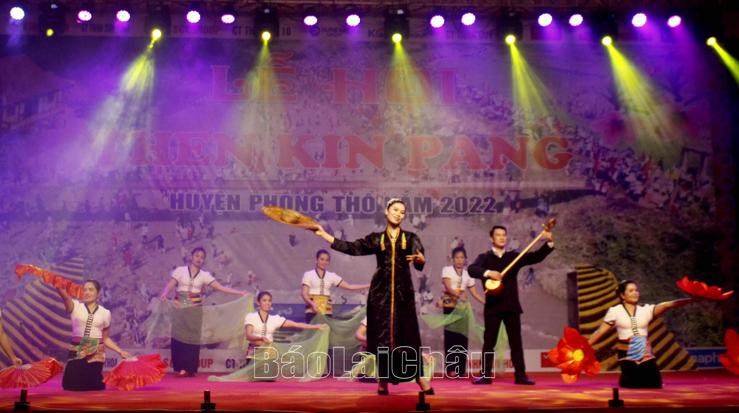 Phần trình diễn trang phục dân tộc Thái của đội thi xã Mường So. 