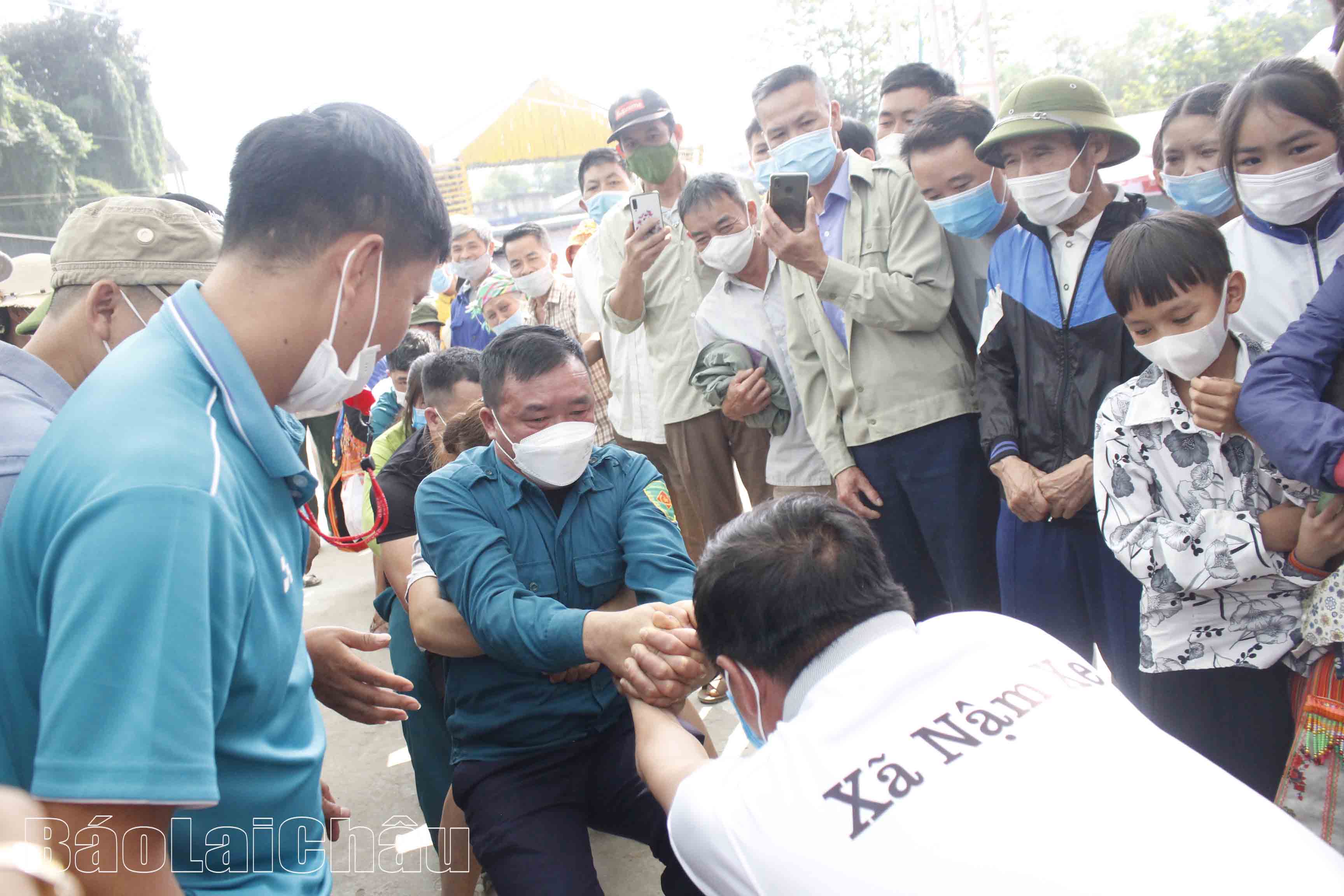 Môn thi kéo co bằng tay của các đội được Nhân dân và du khách cổ vũ nhiệt tình. 