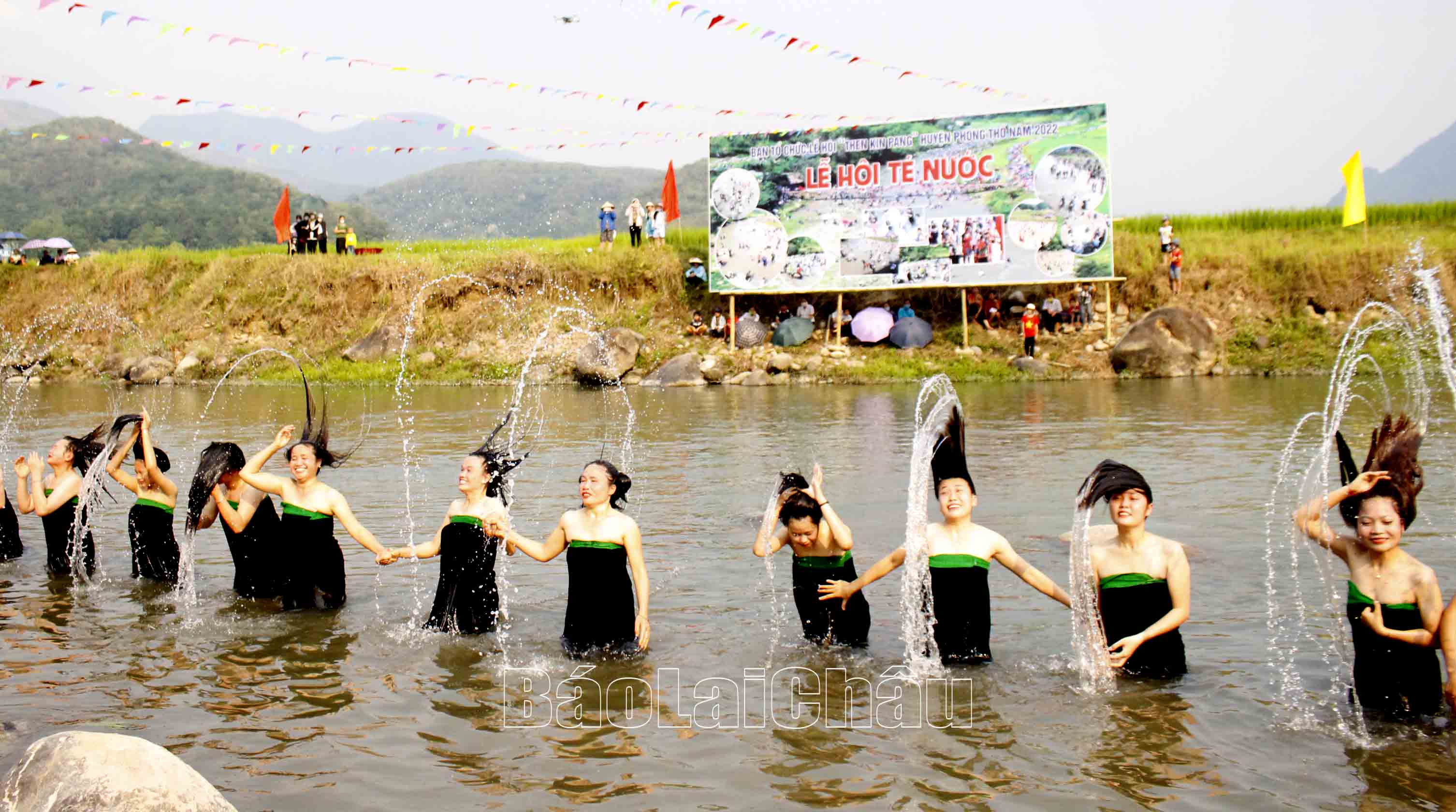 30 cô gái thực hành nghi thức Gội đầu năm mới – “Áp hô chiêng” bên dòng suối Nậm Lùm. 