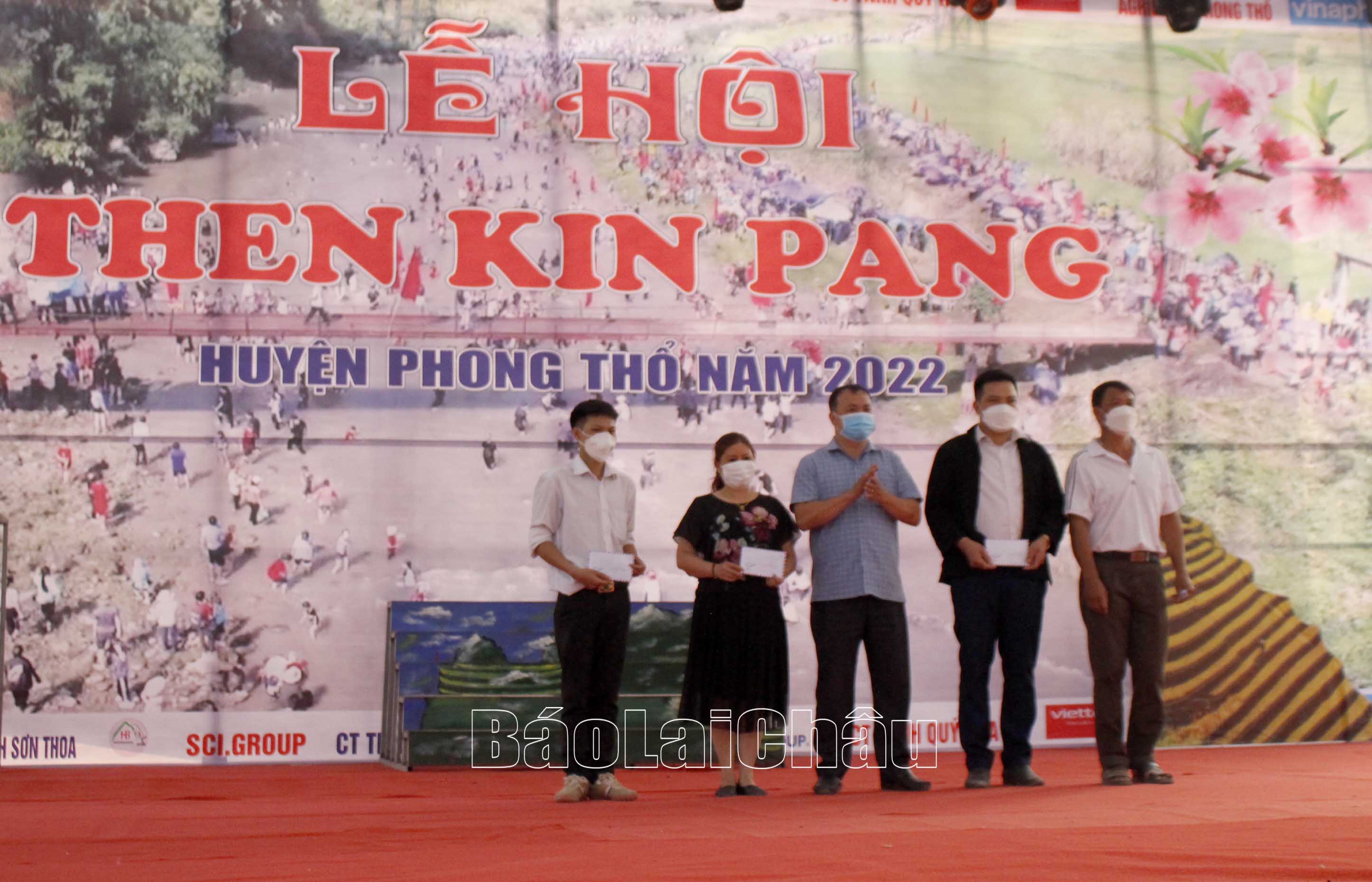 Ban tổ chức trao giải cho các đội thi ở môn bắn nỏ