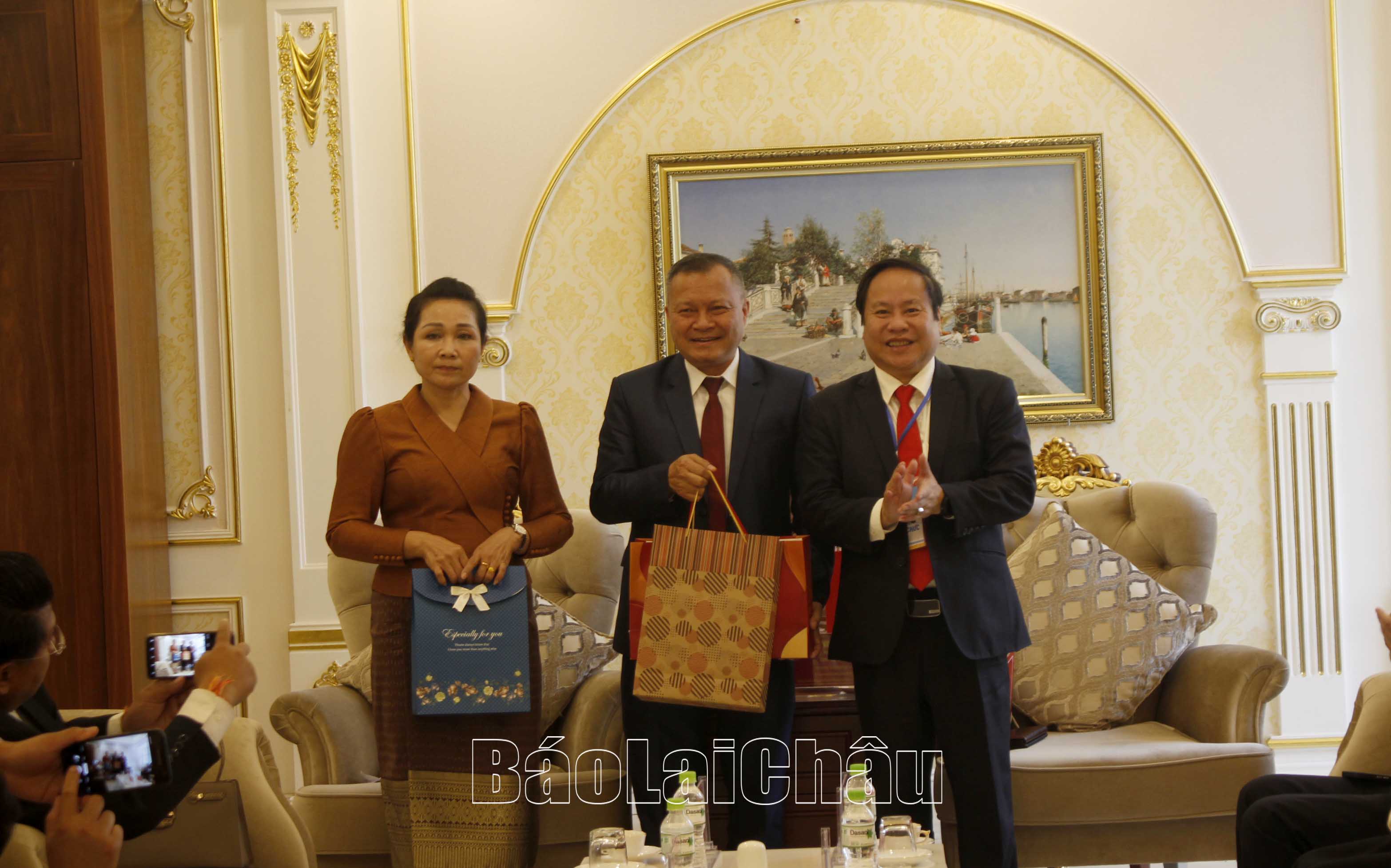 Đồng chí Tống Thanh Hải - Ủy viên Ban Thường vụ Tỉnh ủy, Phó Chủ tịch Thường trực UBND tỉnh đã tặng quà cho đồng chí Khăm Lệch Chay Y San - Phó Tỉnh trưởng tỉnh Phông Sa Lỳ và Phu nhân. 
