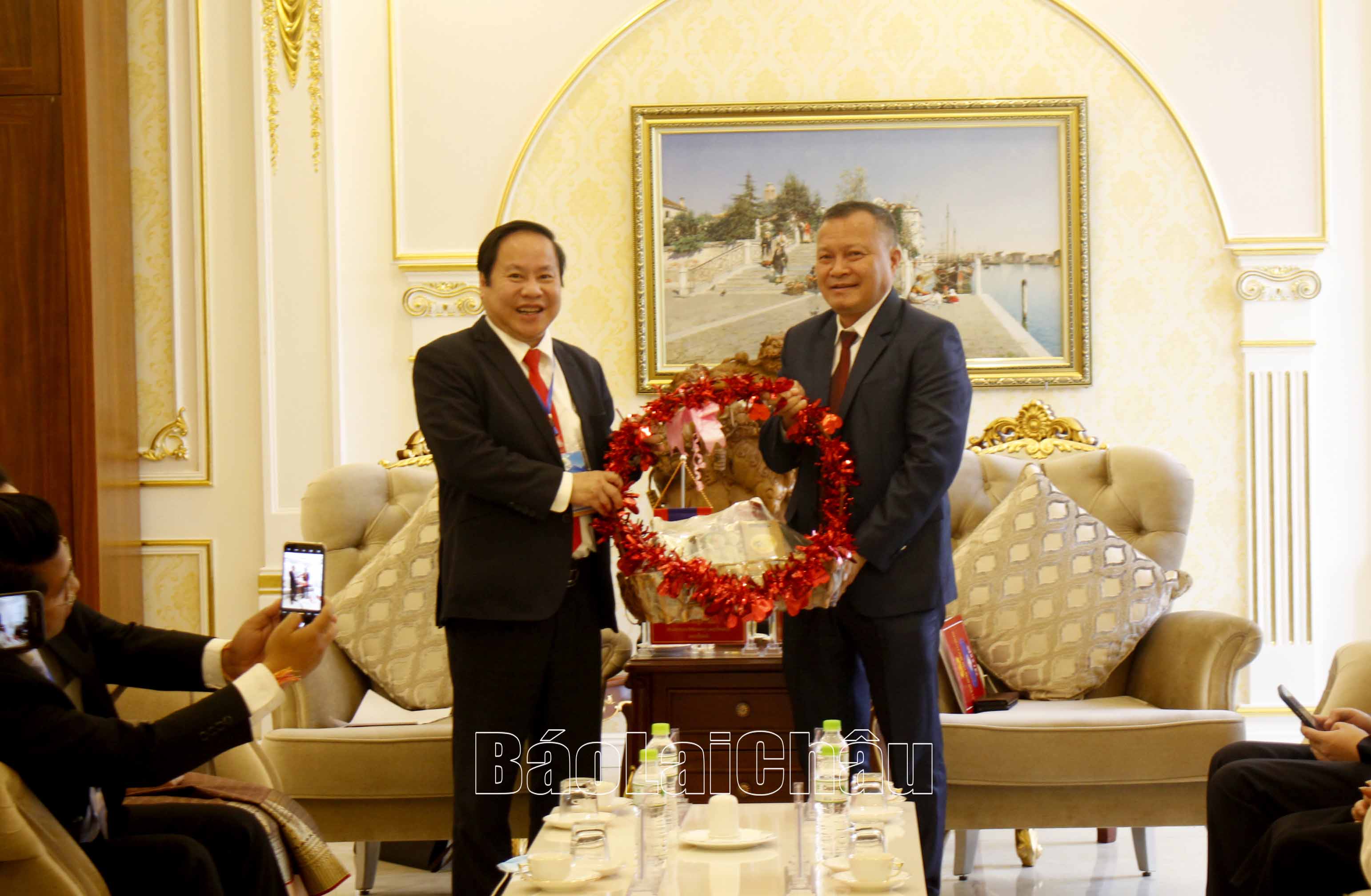 Đồng chí Khăm Lệch Chay Y San - Phó Tỉnh trưởng tỉnh Phông Sa Lỳ (Lào) tặng quà cho đồng chí Tống Thanh Hải – Phó Chủ tịch Thường trực UBND tỉnh. 