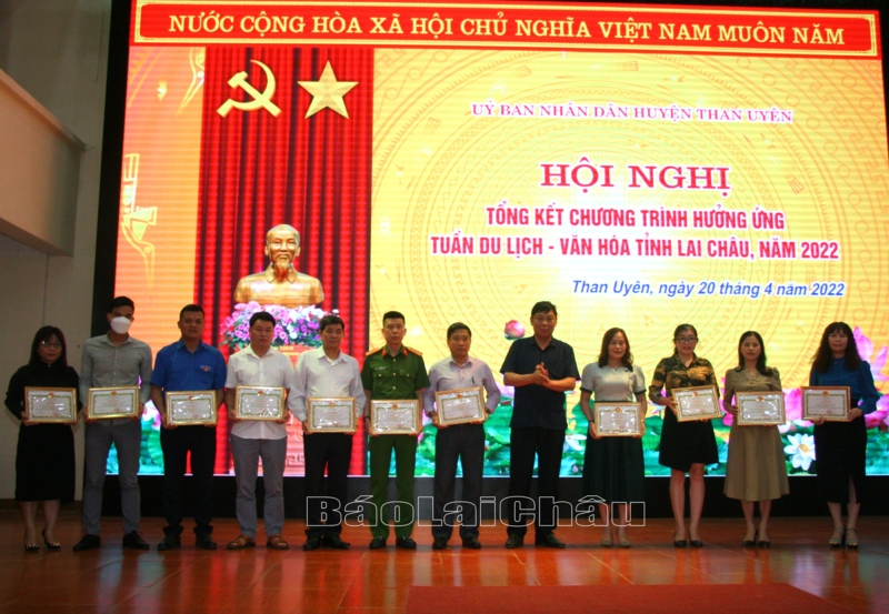 16 tập thể, 43 cá nhân được khen thưởng