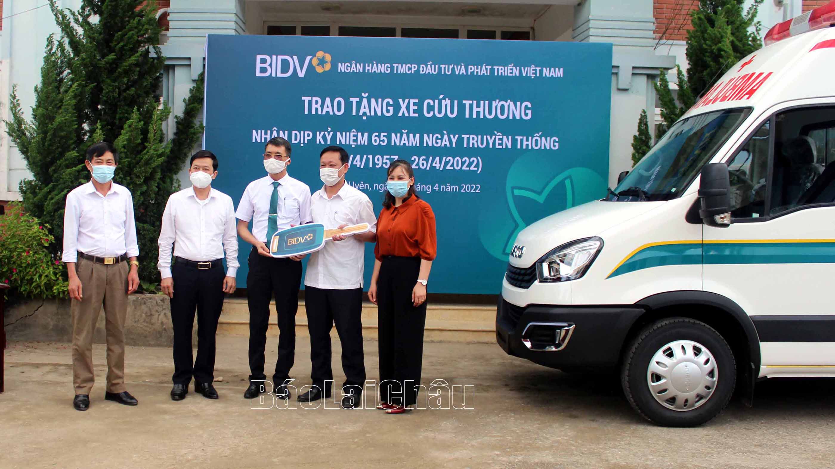 Đại diện lãnh đạo BIDV Lai Châu trao tặng xe ô-tô cứu thương cho Trung tâm Y tế huyện Tân Uyên.