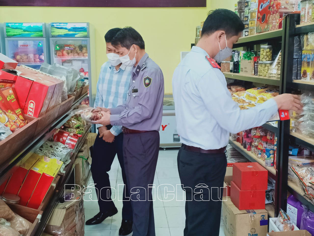 - Đoàn kiểm tra liên ngành về ATTP tỉnh kiểm tra chất lượng hàng hóa tại các cơ sở kinh doanh trên địa bàn thành phố Lai Châu.