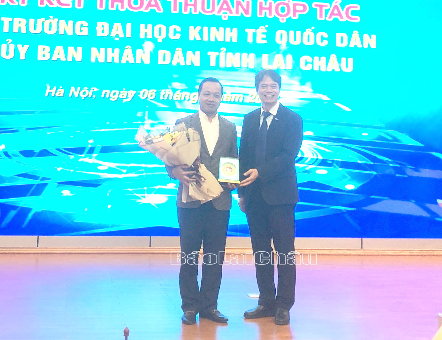 PGS.TS Phạm Hồng Chương tặng quà lưu niệm cho Chủ tịch UBND tỉnh Lai Châu Trần Tiến Dũng.