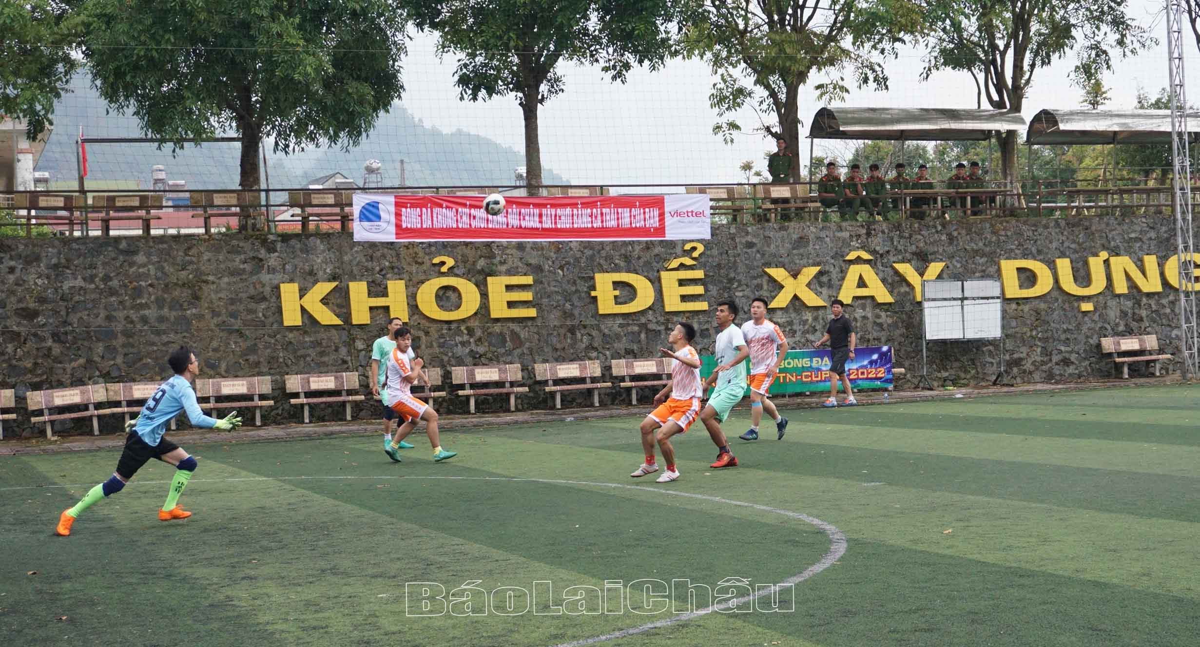 Trận thi đấu khai mạc giữa đội bóng nam phường Quyết Tiến và FC Viettel Lai Châu.