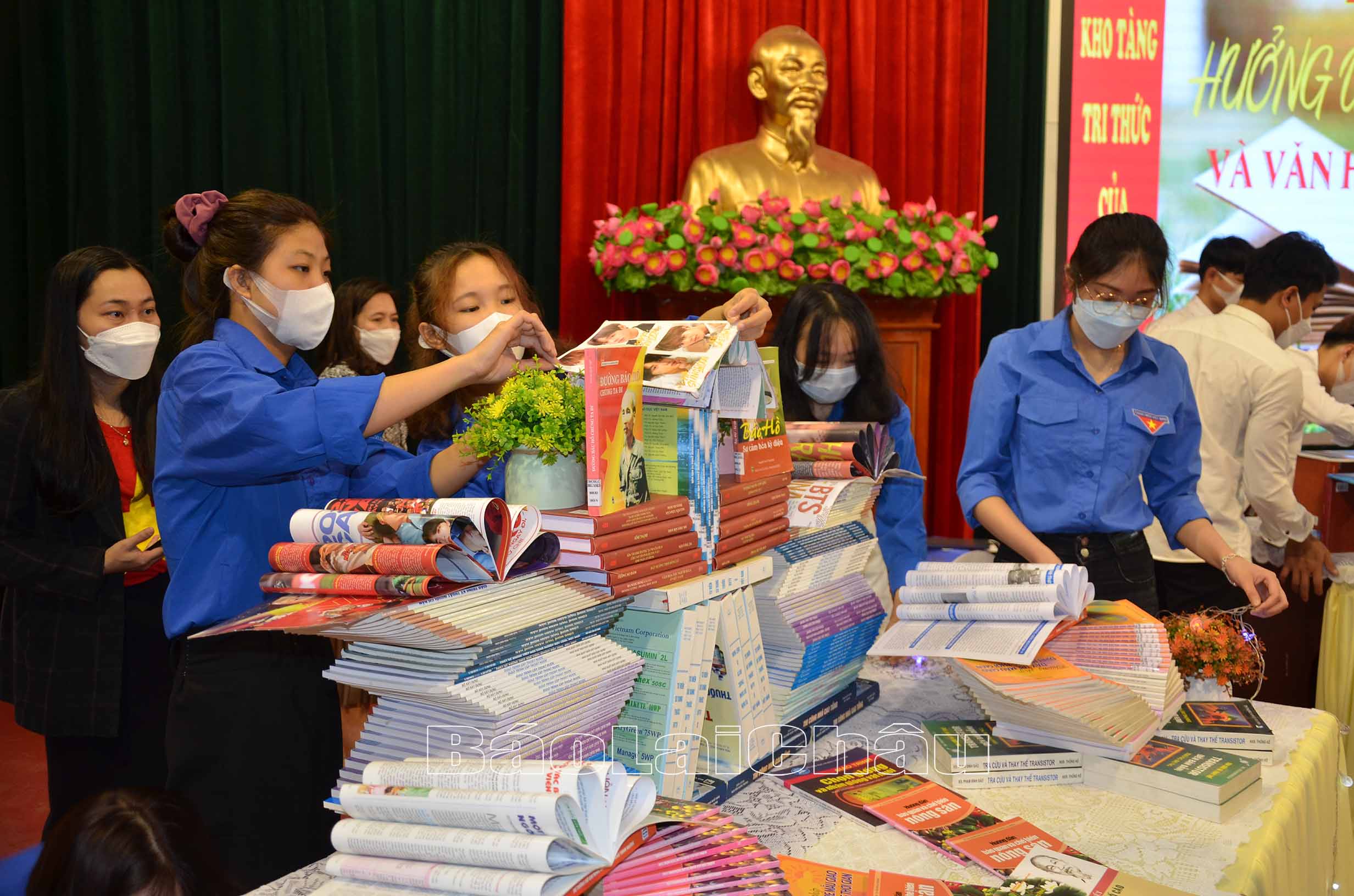 Đoàn viên, thanh niên trường CĐCĐ tham gia thi xếp sách nghệ thuật.