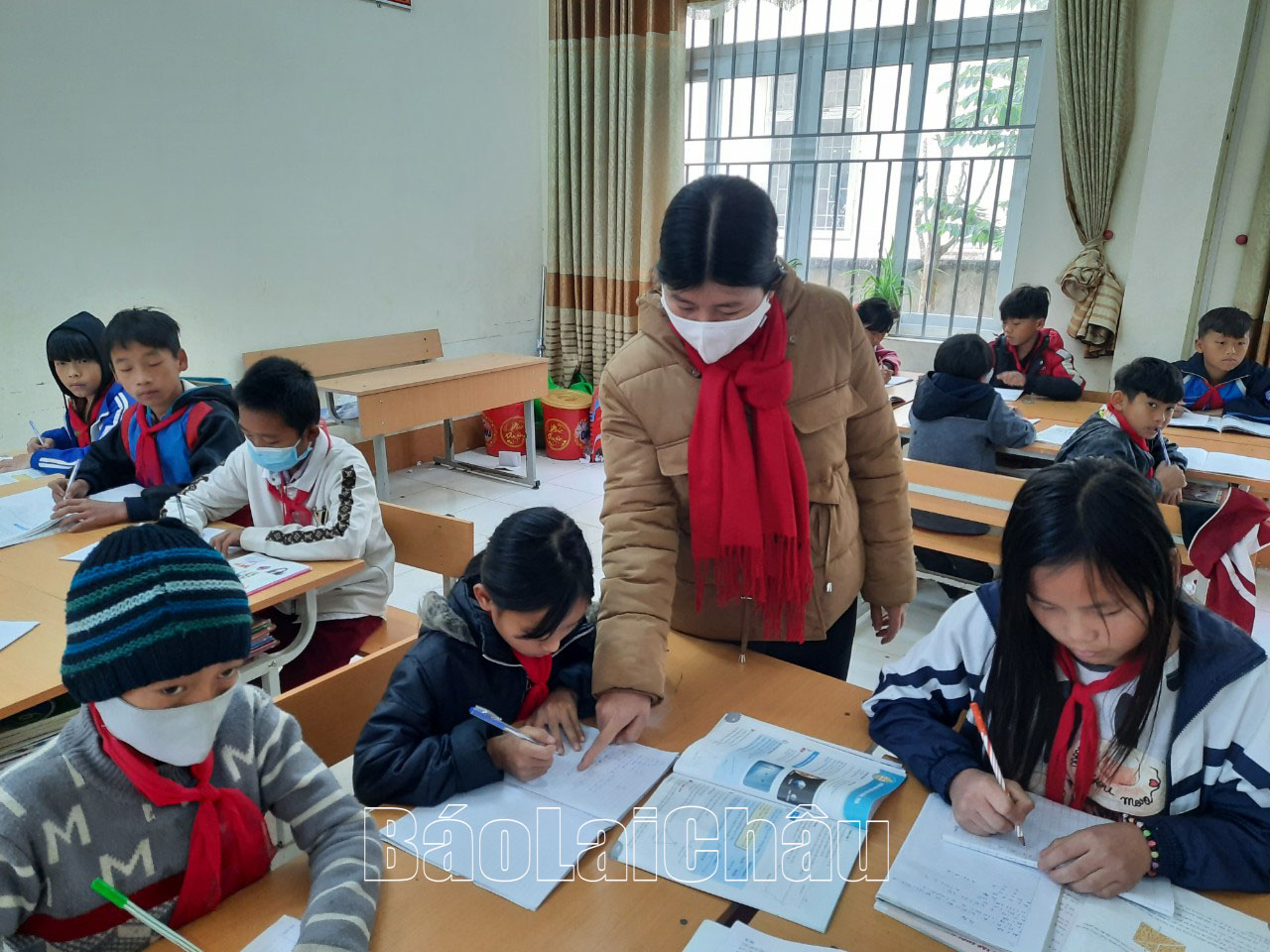 Học và làm theo Bác, các thầy, cô giáo tại Trường PTDTBT THCS Trung Chải  luôn tích cực tìm tòi, đổi mới phương pháp dạy học, nâng cao chất lượng giáo dục của nhà trường