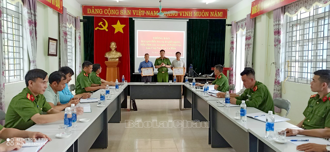 Đại tá Phạm Hải Đăng – Phó Giám đốc, Thủ trưởng Cơ quan Cảnh sát điều tra Công an tỉnh tặng Giấy khen cho 2 cá nhân có thành tích trong đóng góp về điều tra vụ án. Đại tá Phạm Hải Đăng – Phó Giám đốc, Thủ trưởng Cơ quan Cảnh sát điều tra Công an tỉnh tặng Giấy khen cho 2 cá nhân có thành tích trong đóng góp về điều tra vụ án.