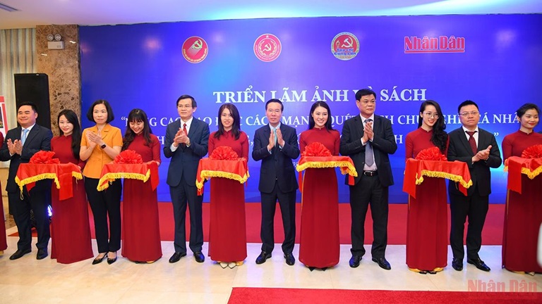 Các đại biểu cắt băng khai mạc Triển lãm