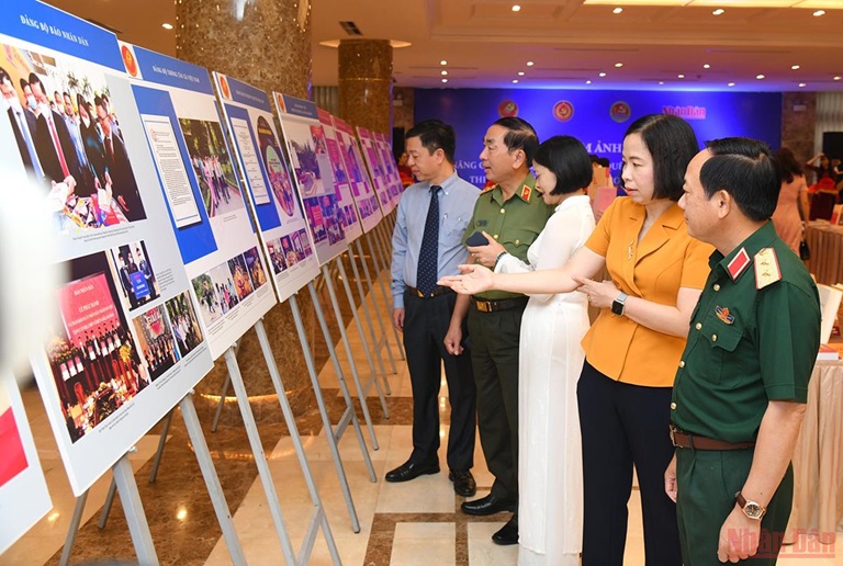 Các đại biểu thăm khu trưng bày ảnh tại Triển lãm
