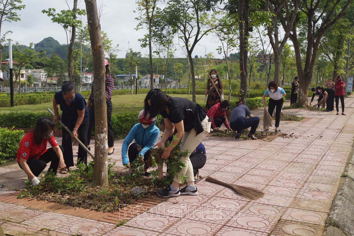 Đại biểu cùng cán bộ, hội viên phụ nữ và Nhân dân đã tham gia dọn dẹp vệ sinh môi trường.