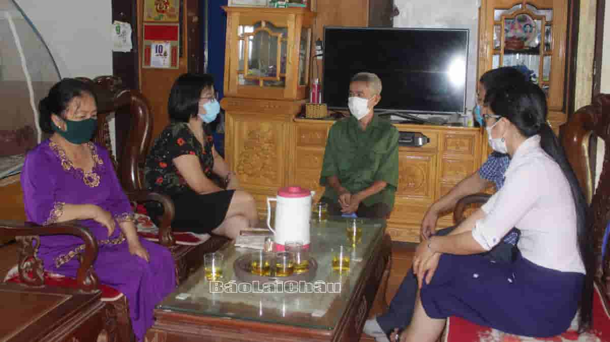 Đại lý thu UBND xã Bình Lư (thứ nhất bên phải) tuyên truyền, vận động người dân bản Toòng Pẳn tham gia bảo hiểm xã hội tự nguyện.
