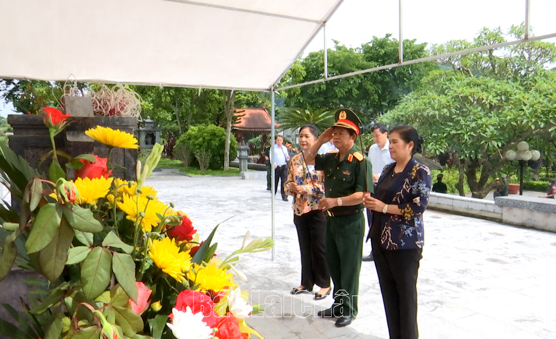 Đại tướng Đỗ Bá Ty cùng phu nhân và đồng chí Giàng Páo Mỷ - Bí thư Tỉnh ủy dâng hương tại Nghĩa trang liệt sỹ tỉnh. 