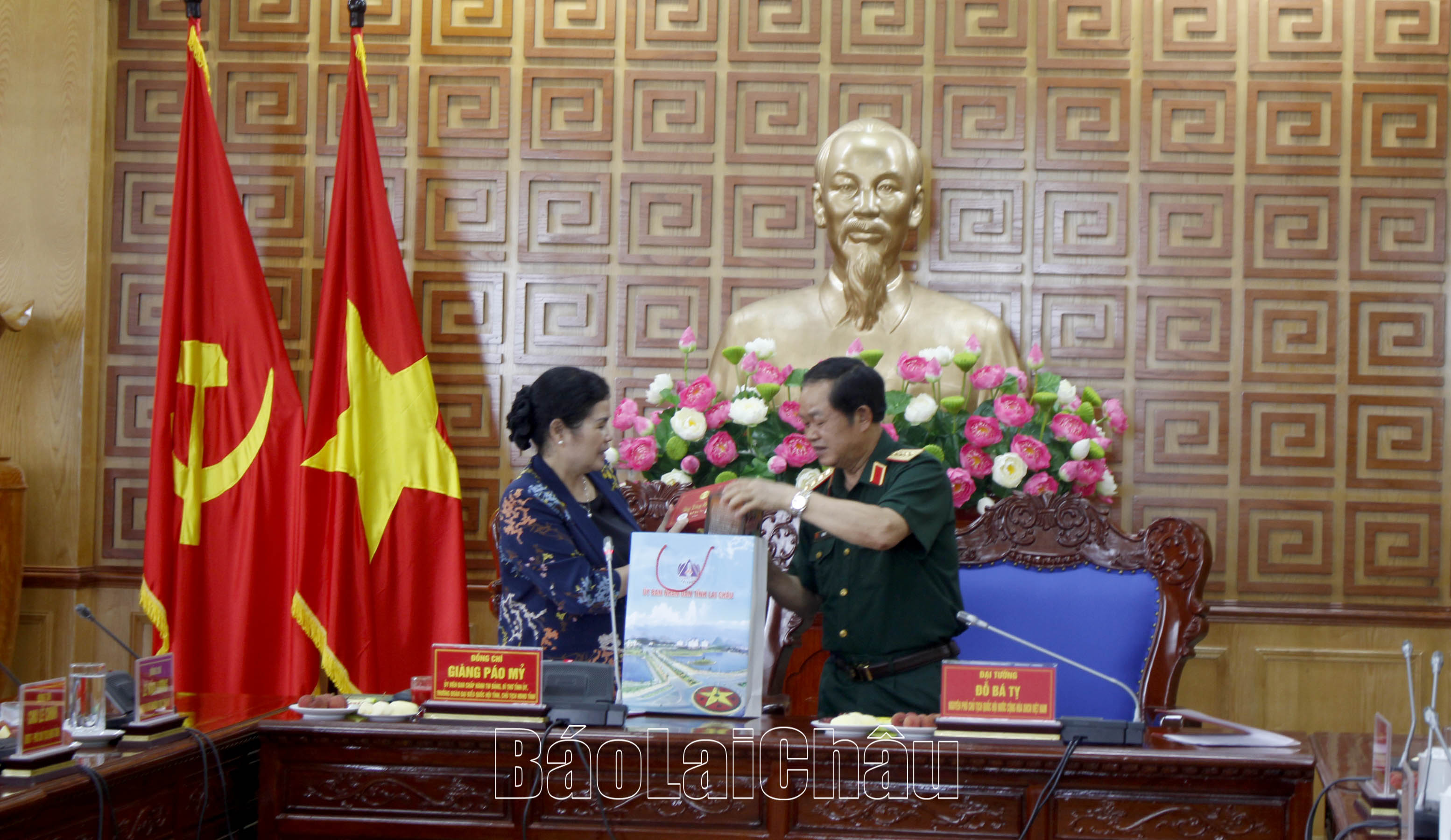 Đồng chí Giàng Páo Mỷ - Bí thư Tỉnh ủy tặng quà cho Đại tướng Đỗ Bá Tỵ và Đoàn công tác.