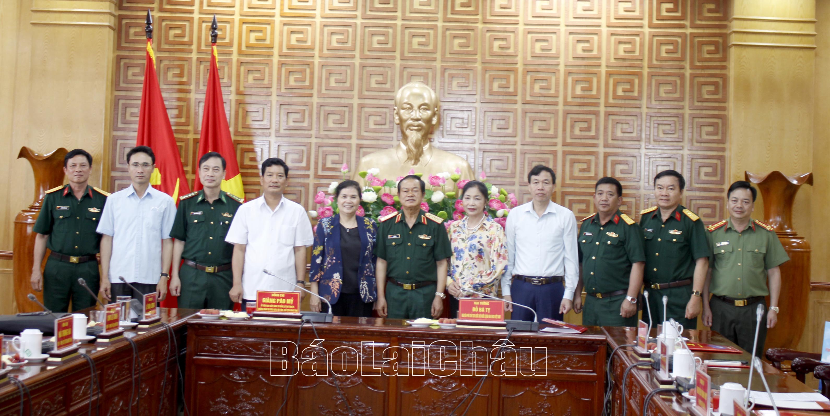 Các đồng chí lãnh đạo Tỉnh ủy – HĐND – UBND, lực lượng vũ trang tỉnh chụp ảnh lưu niệm với Đoàn Công tác của Đại tướng Đỗ Bá Ty và phu nhân. 