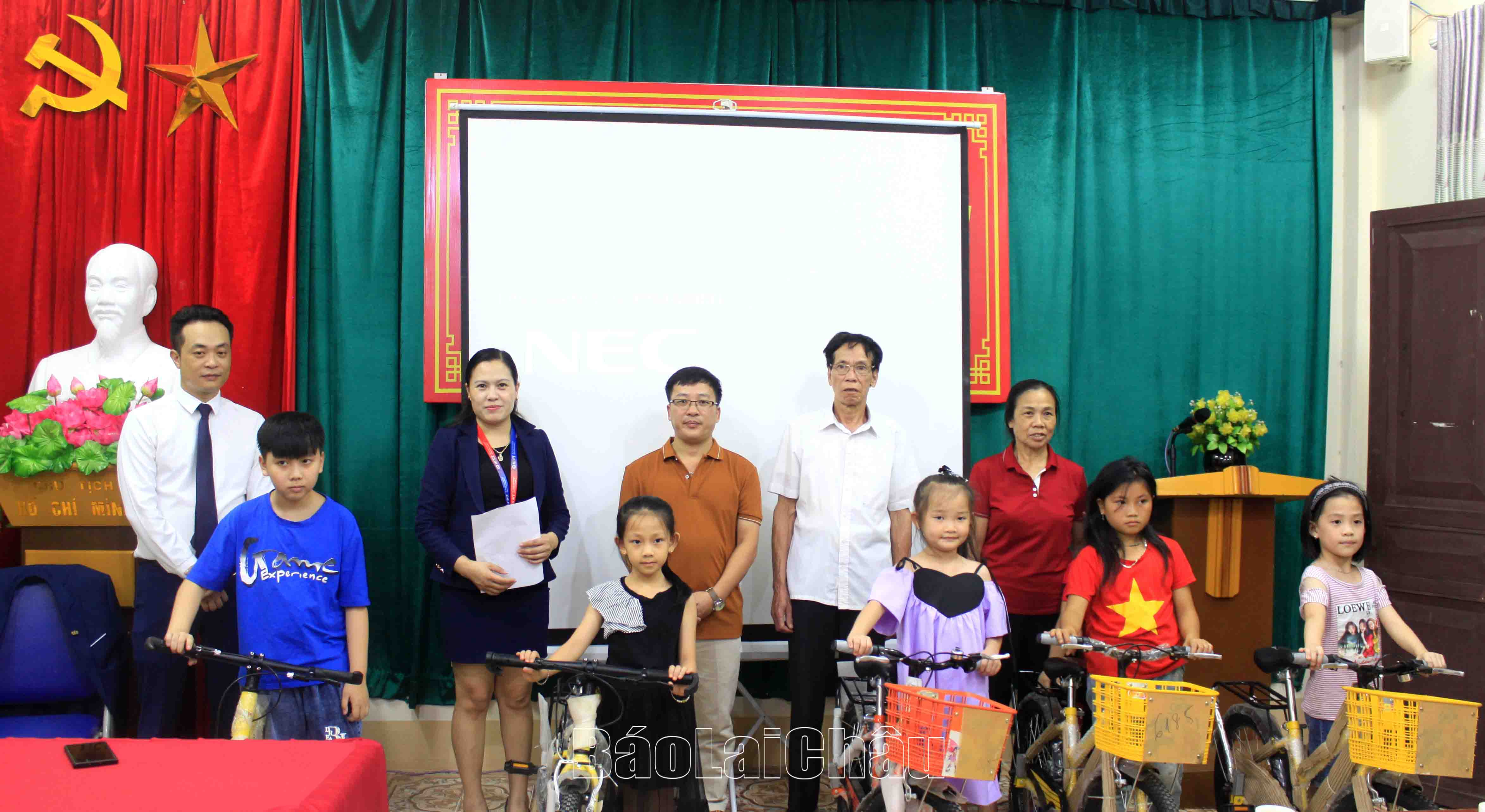 Đại diện lãnh đạo chính quyền phường Đoàn Kết, tổ dân phố và Văn phòng Tổng đại lý Prudential Lai Châu 2 trao tặng xe đạp cho các cháu học sinh.