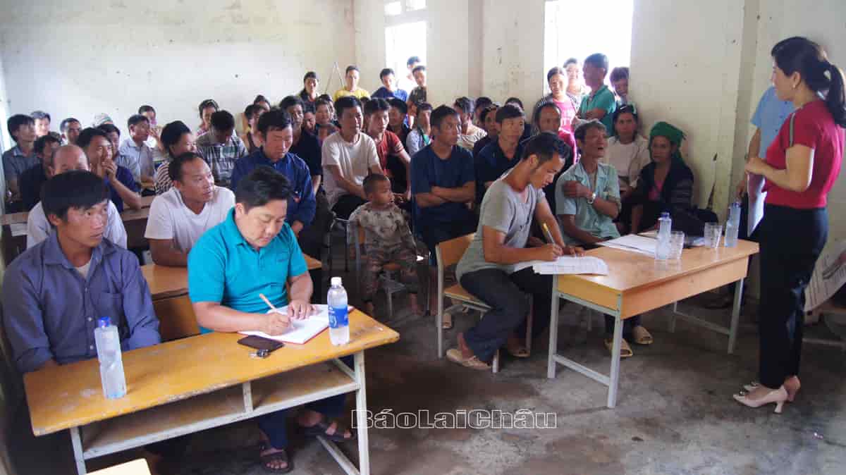 Cán bộ Trung tâm Kiểm soát bệnh tật tỉnh tuyên truyền PCTHTL cho Nhân dân Bản Huổi Ke, xã Sơn Bình (Tam Đường).