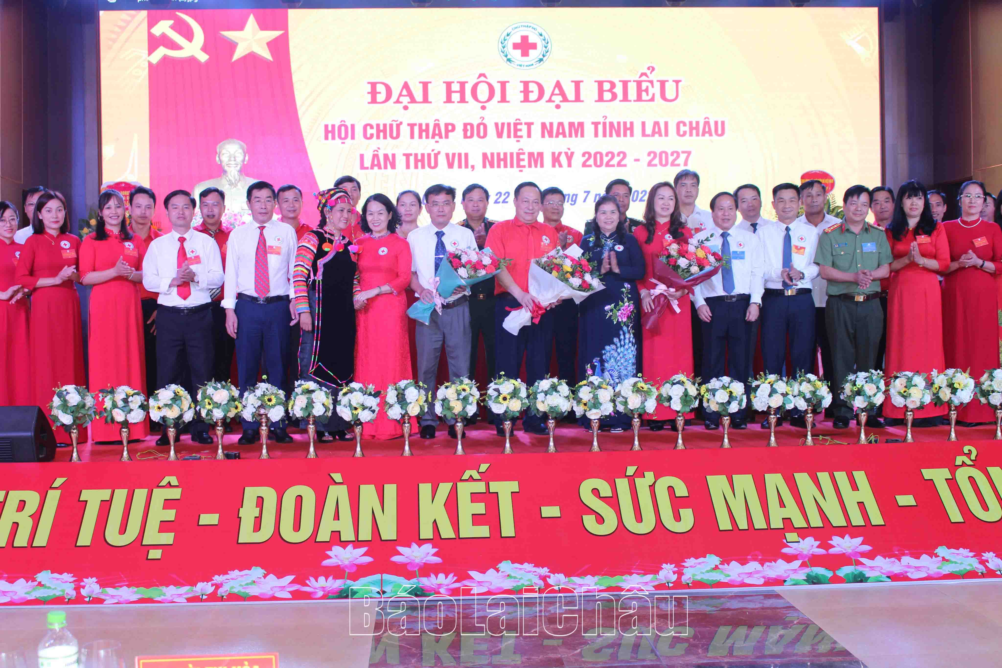 Đồng chí Giàng Páo Mỷ tặng hoa chúc mừng BCH Hội CTĐ khóa VII, NhiỆM kỳ 2022-2027.