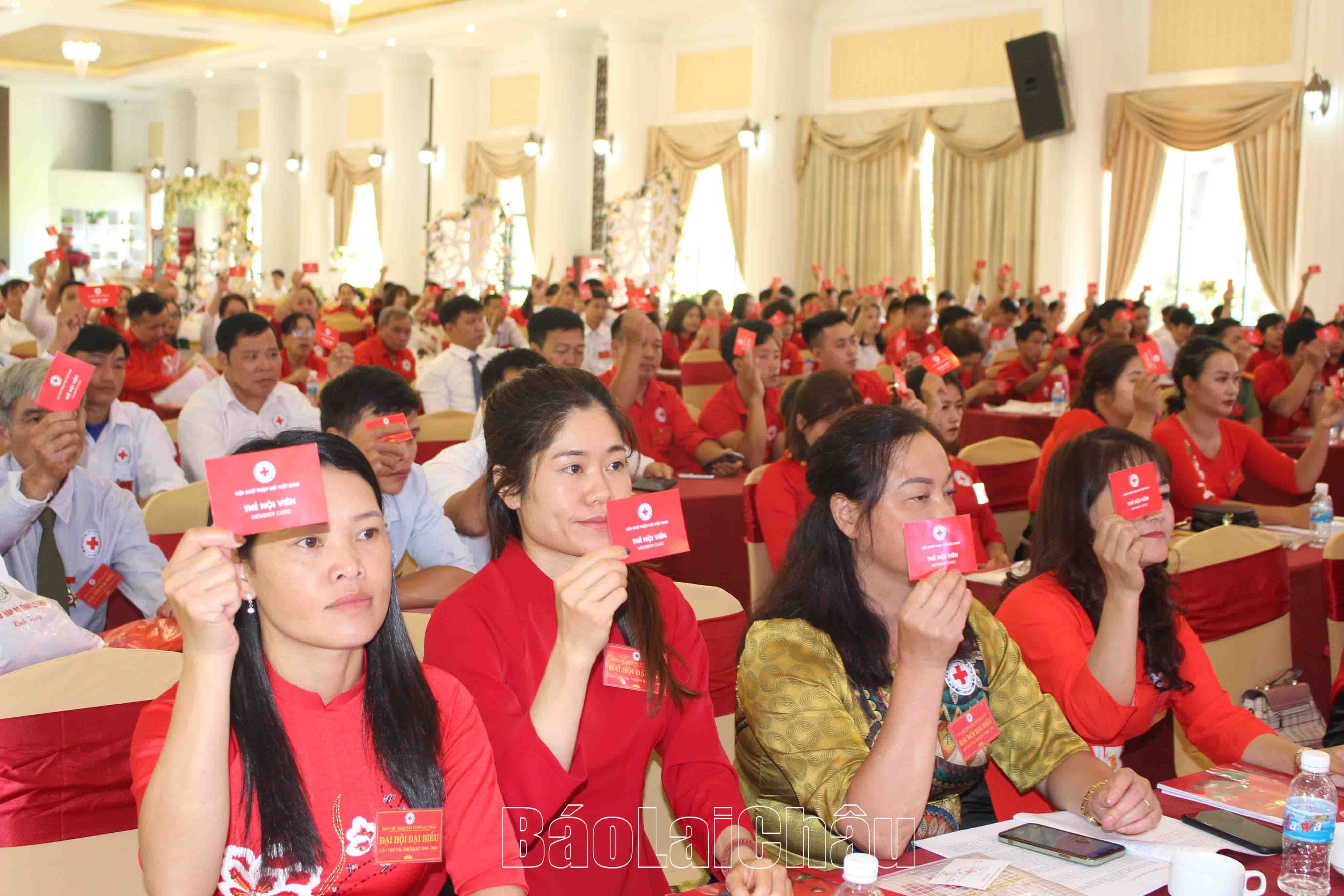 Các đại biểu giơ thẻ biểu quyết thông qua Nghị quyết Đại hội Hội CTĐ tỉnh Lai Châu lần thứ VII, nhiệm kỳ 2022-2027.
