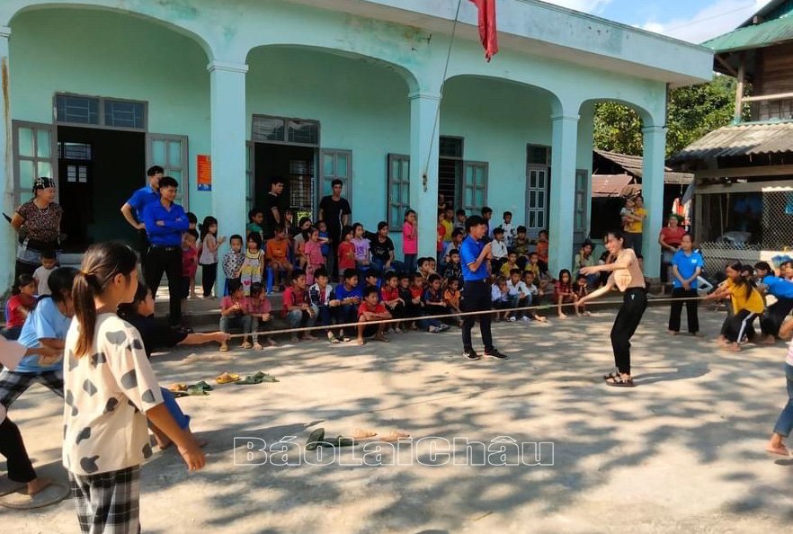 Ban chấp hành Đoàn xã Ma Quai tổ chức sinh hoạt hè cho thanh thiếu niên.