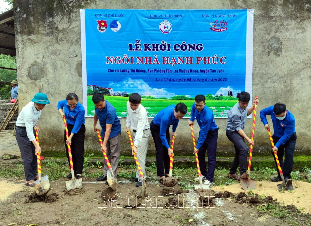 Các đại biểu tham gia Lễ khởi công xây dựng ngôi nhà "Hạnh phúc" cho em Lường Thị Hường.