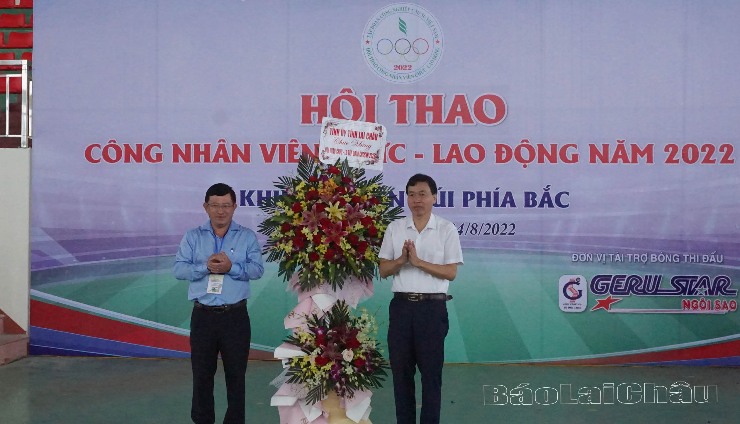 tặng lẵng hoa chúc mừng Hội thao 