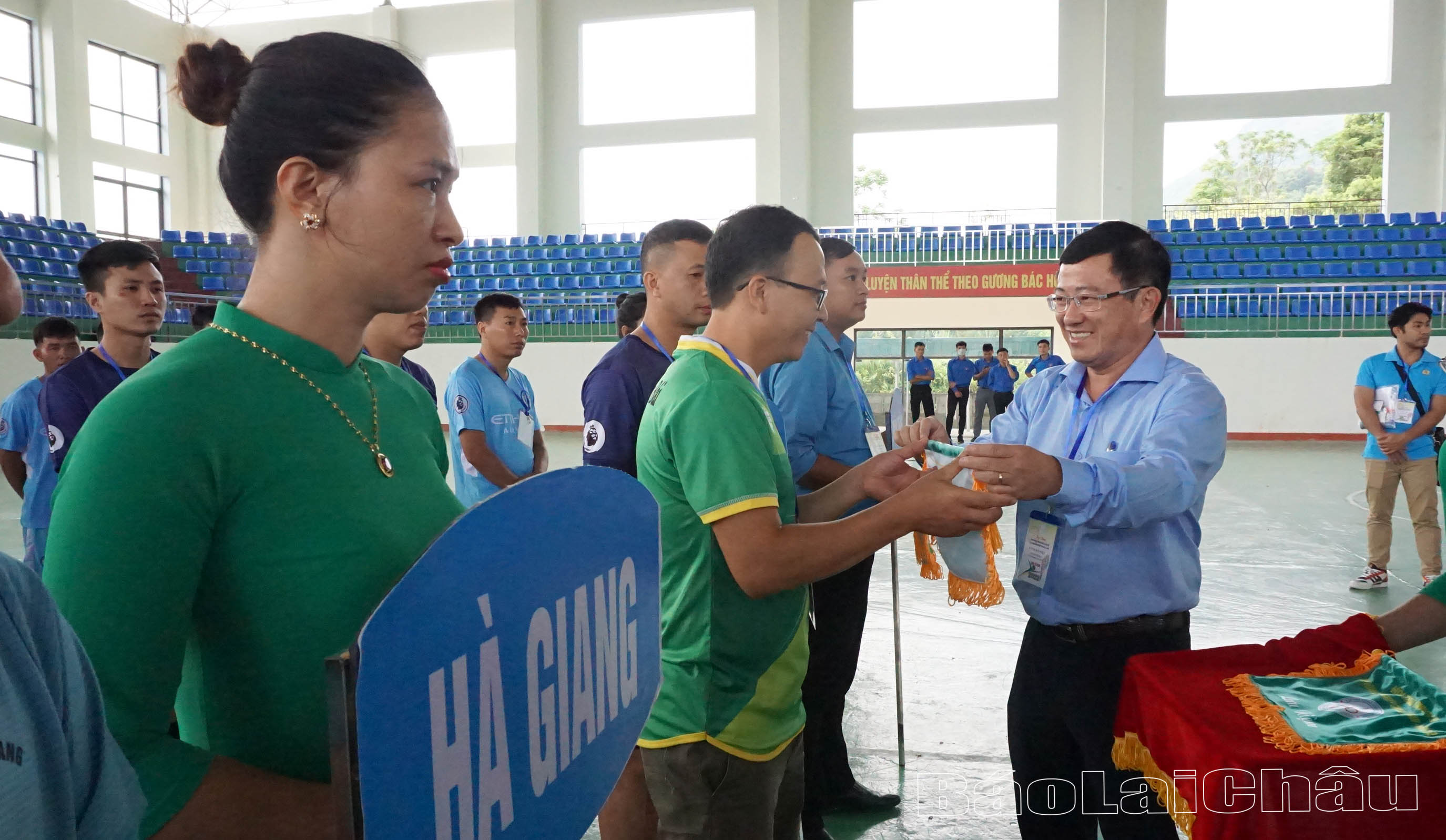 Ban Tổ chức trao cờ lưu niệm.