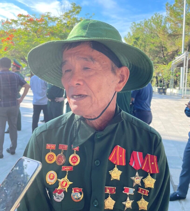 Bác Nguyễn Xuân Đường trở về thăm đồng đội năm xưa. Ảnh: BL