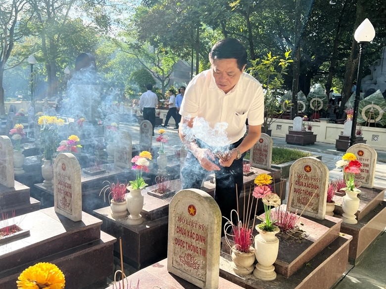 Đồng chí Trần Doãn Tiến, Tổng Biên tập Báo điện tử Đảng Cộng sản Việt Nam, Trưởng Ban Tổ chức Chương trình "Màu hoa đỏ" dâng hương tưởng niệm các anh hùng liệt sĩ. Ảnh: Hoàng Oanh&nbsp;
