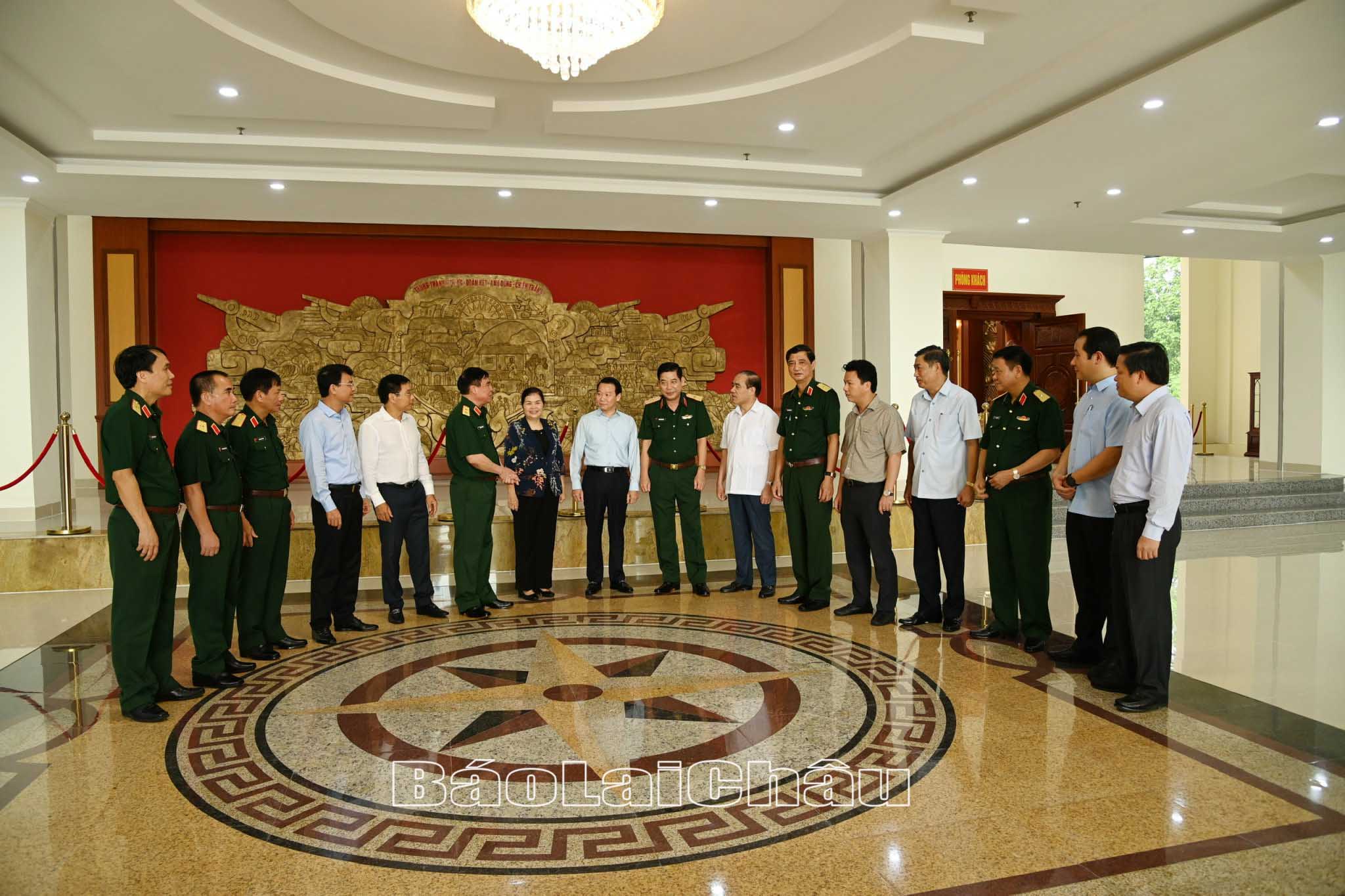 các đại biểu trao đổi công tác quân sự quốc phòng trên địa bàn Quân khu 2