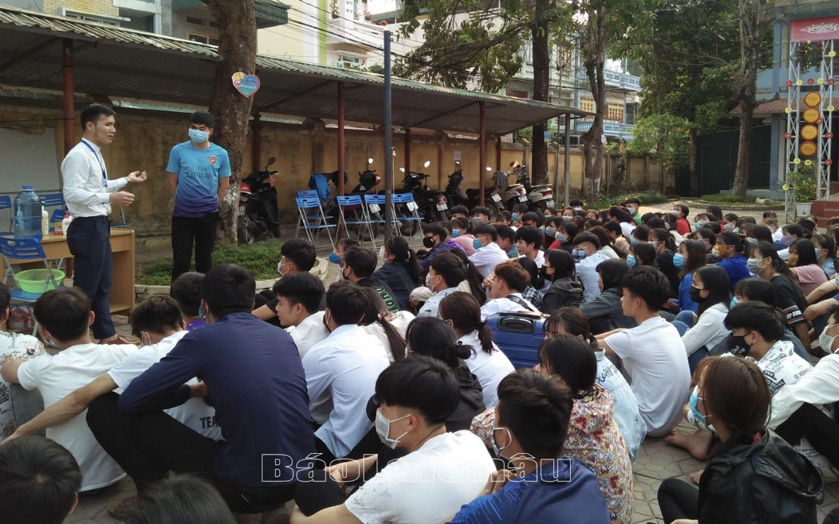 Học sinh trường DTNTTHPT huyện Than Uyên trong giờ ngoại khoá tìm hiểu tác hại của thuốc lá và xây dựng môi trường không khói thuốc.