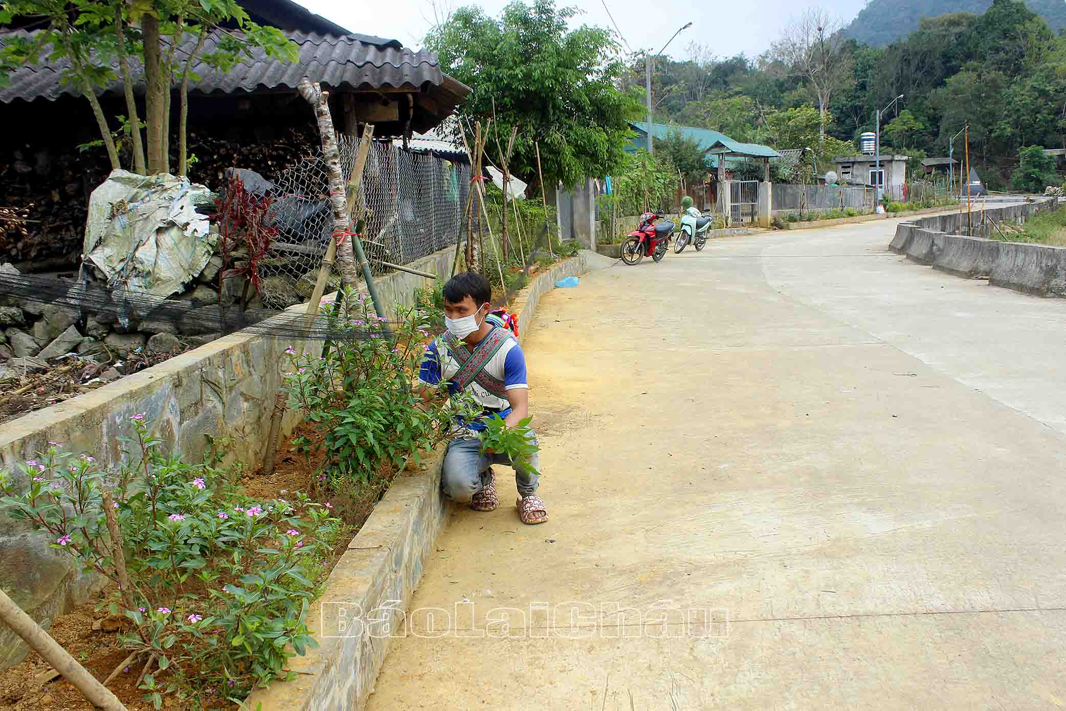 Người dân ở bản Lao Tỷ Phùng (xã Nùng Nàng, huyện Tam Đường) tự giác được việc dọn cỏ, tỉa cành hai bên đường giao thông nông thôn.