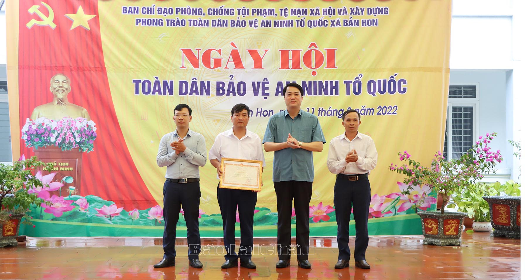 Thừa ủy quyền của Bộ trưởng Bộ Công an, Đại tá Nguyễn Viết Giang - Giám đốc Công an tỉnh trao Bằng khen cho chính quyền và Nhân dân xã Bản Hon (huyện Tam Đường) có thành tích xuất sắc trong phong trào Toàn dân bảo vệ an ninh Tổ quốc.