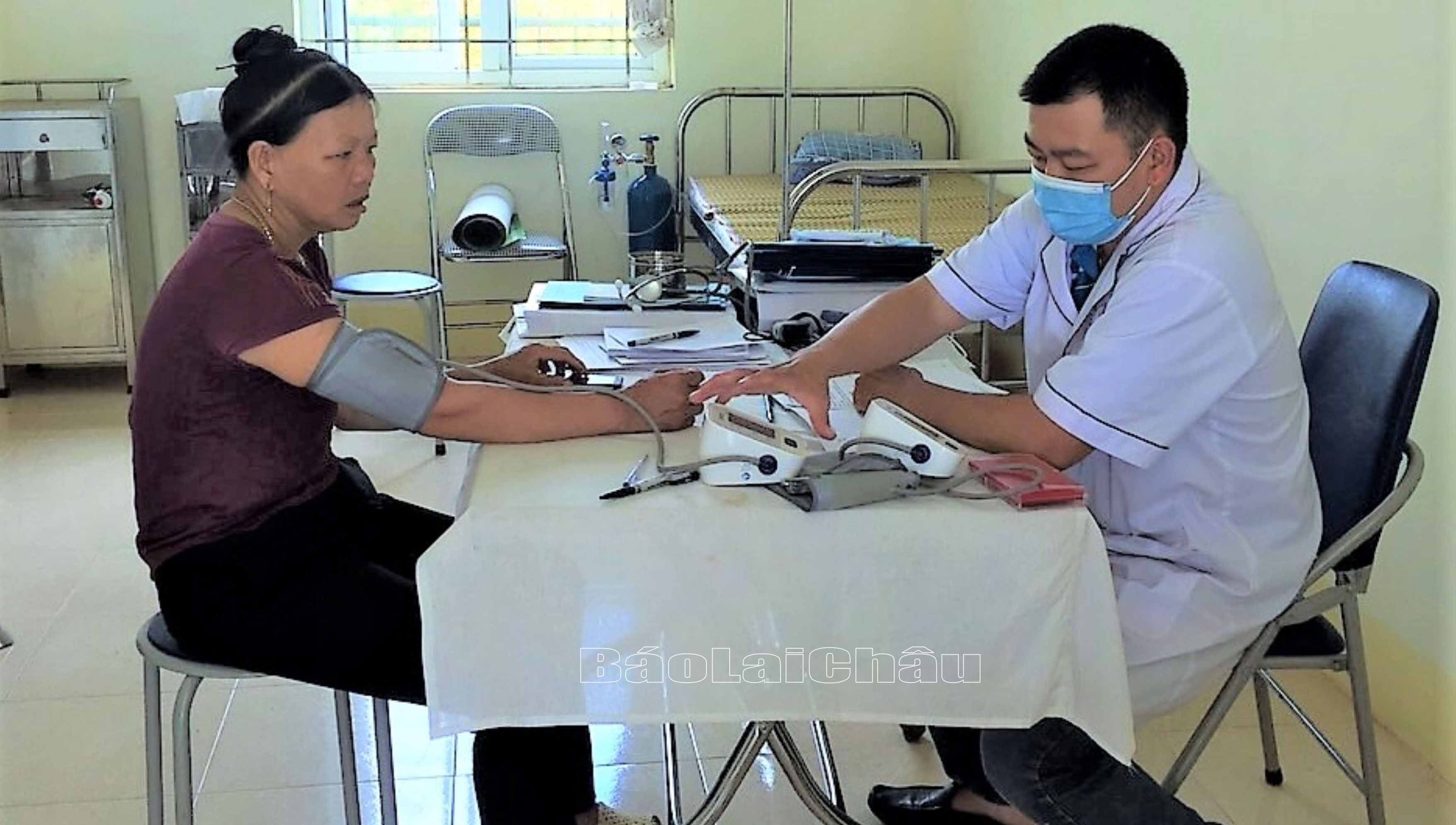 Cán bộ Trạm Y tế xã Pa Khóa khám sức khỏe cho người dân.